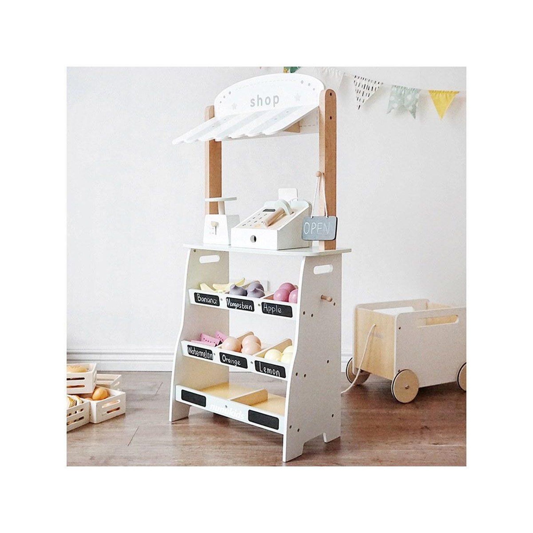 Voir la diapositive 5 : 1001JOUETS Stand de Marché en Bois - Avec Chariot, Fruits et Accessoires - 95,5 cm