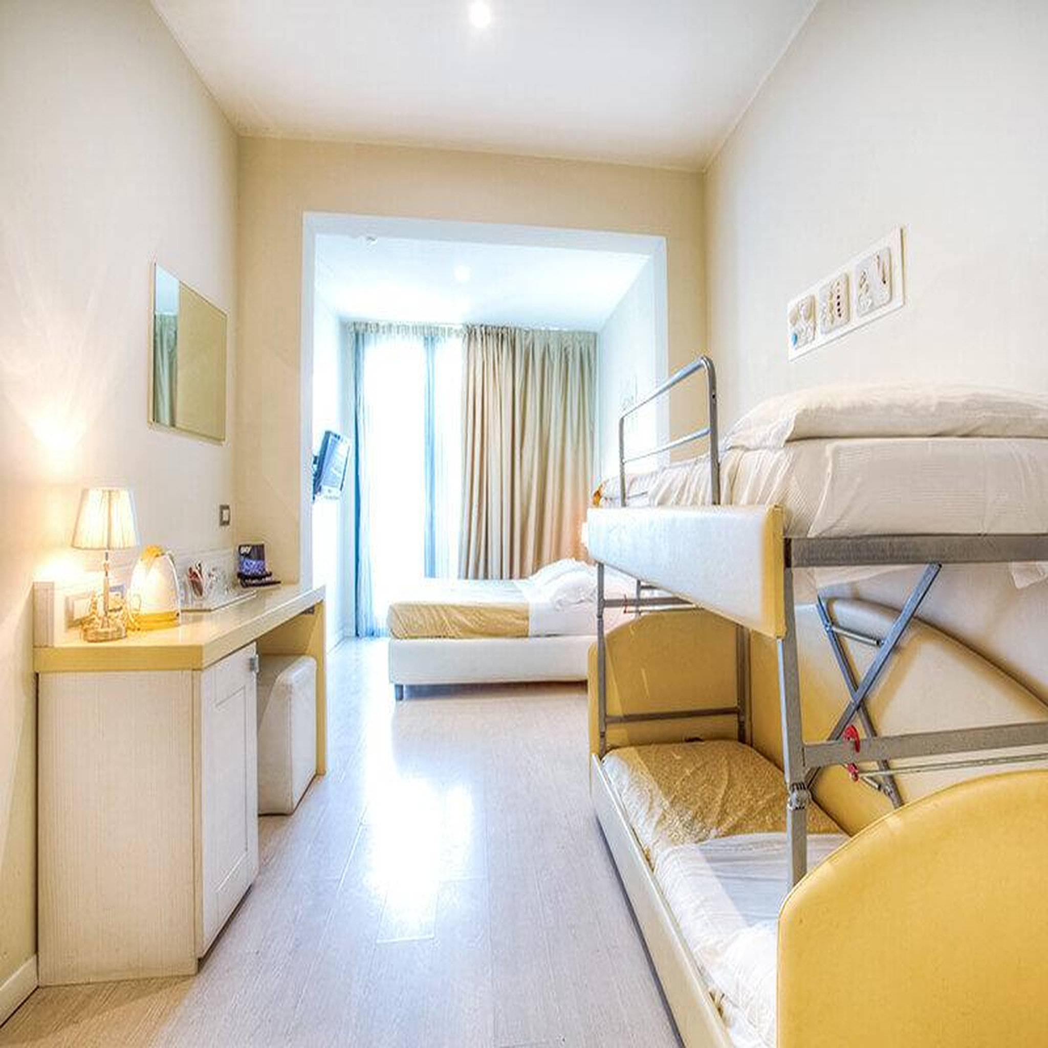 Voir la diapositive 2 : Smartbox Séjour en italie : 3 nuits pour une famille de 4 personnes - coffret cadeau séjour