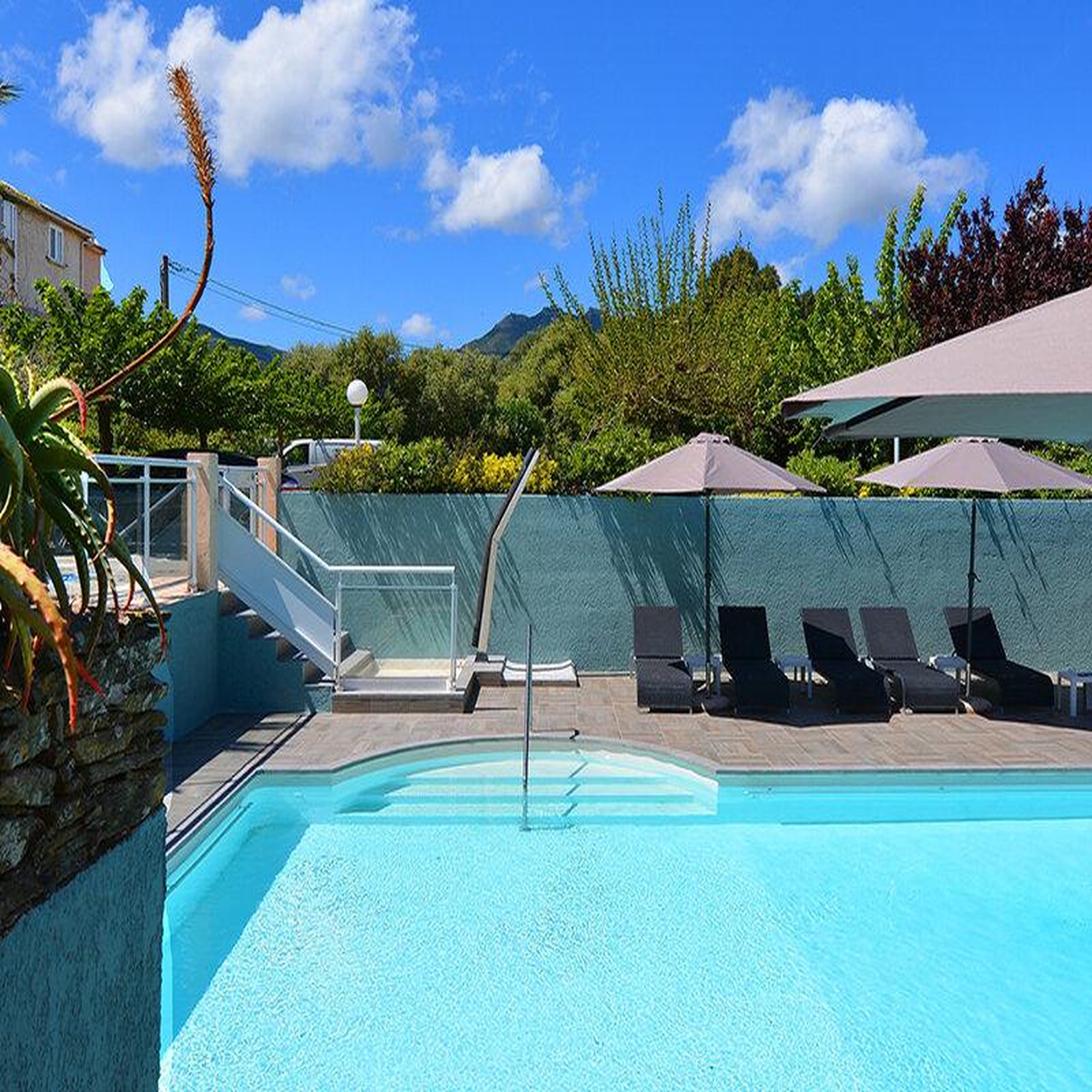Voir la diapositive 5 : Smartbox Escapade magique dans un hôtel 4* en haute-corse - coffret cadeau séjour