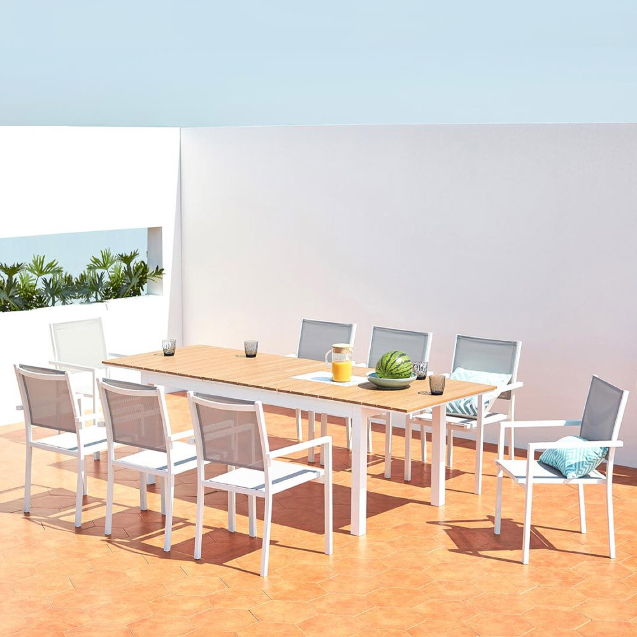Voir la diapositive 6 : CONCEPT USINE Table extensible de jardin 8 places en aluminium et bois MADEIRA