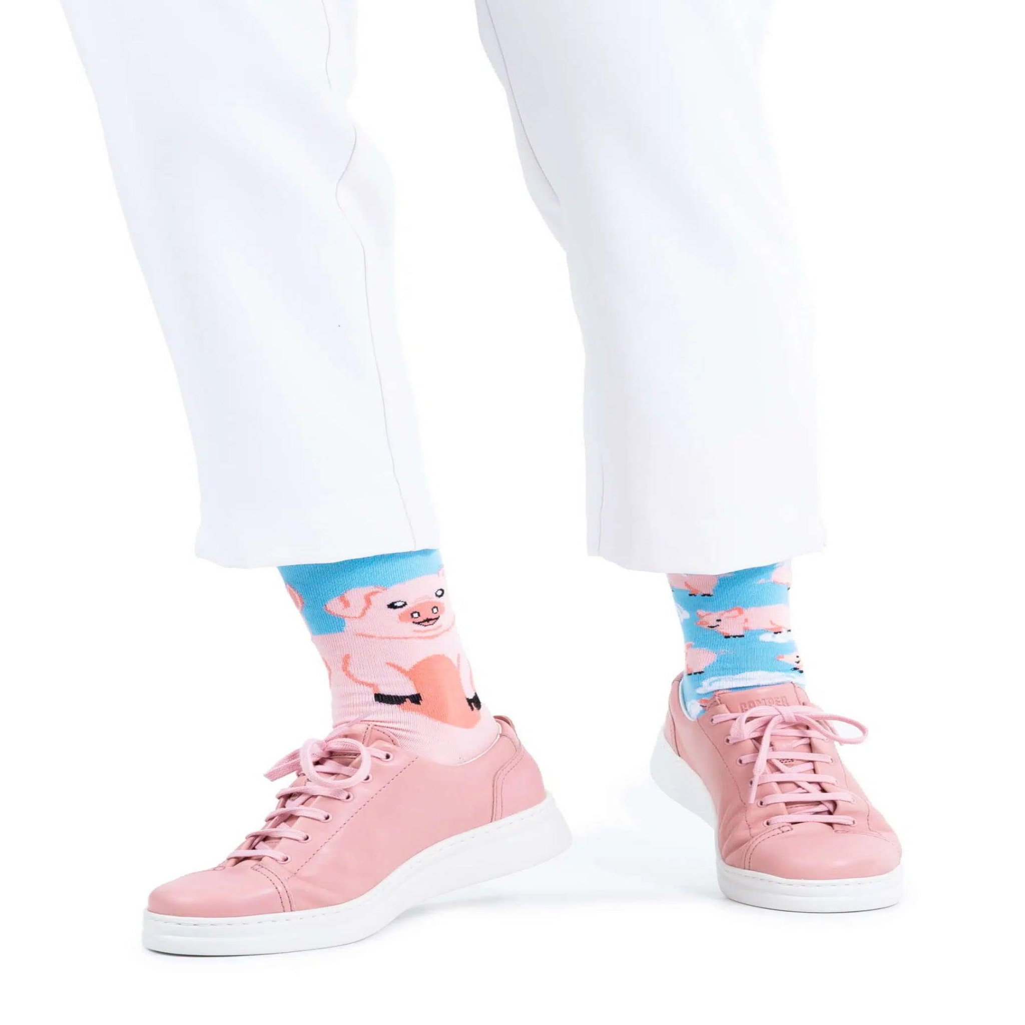 Voir la diapositive 2 : MANY MORNINGS Chaussettes cochons dans les nuages