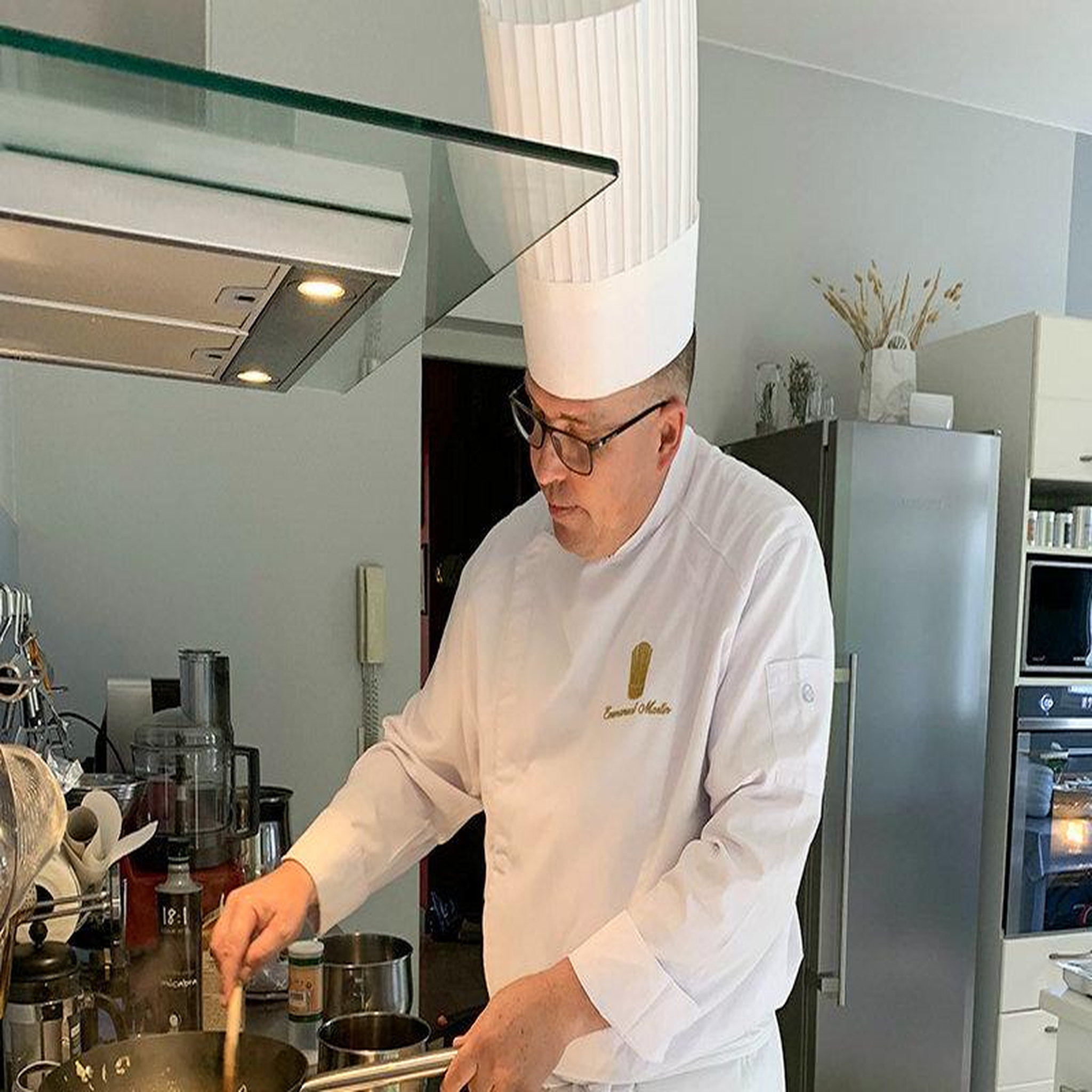 Voir la diapositive 4 : Smartbox Cours de cuisine de 3h30 d'un menu de chef 3 plats à domicile pour 4 avec dégustation - coffret cadeau gastronomie