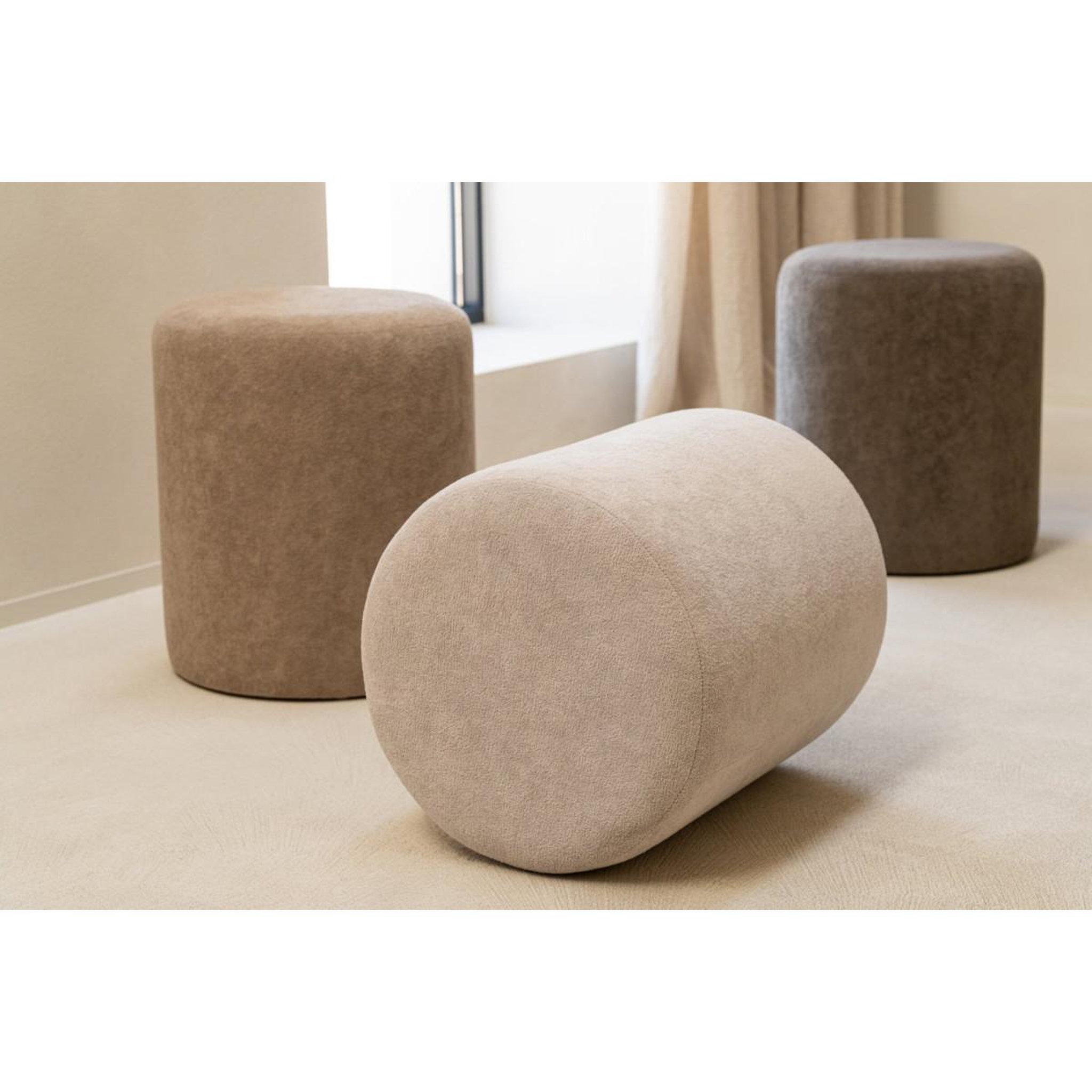 Voir la diapositive 4 : J-LINE Pouf cylindrique  moon  41cm grège