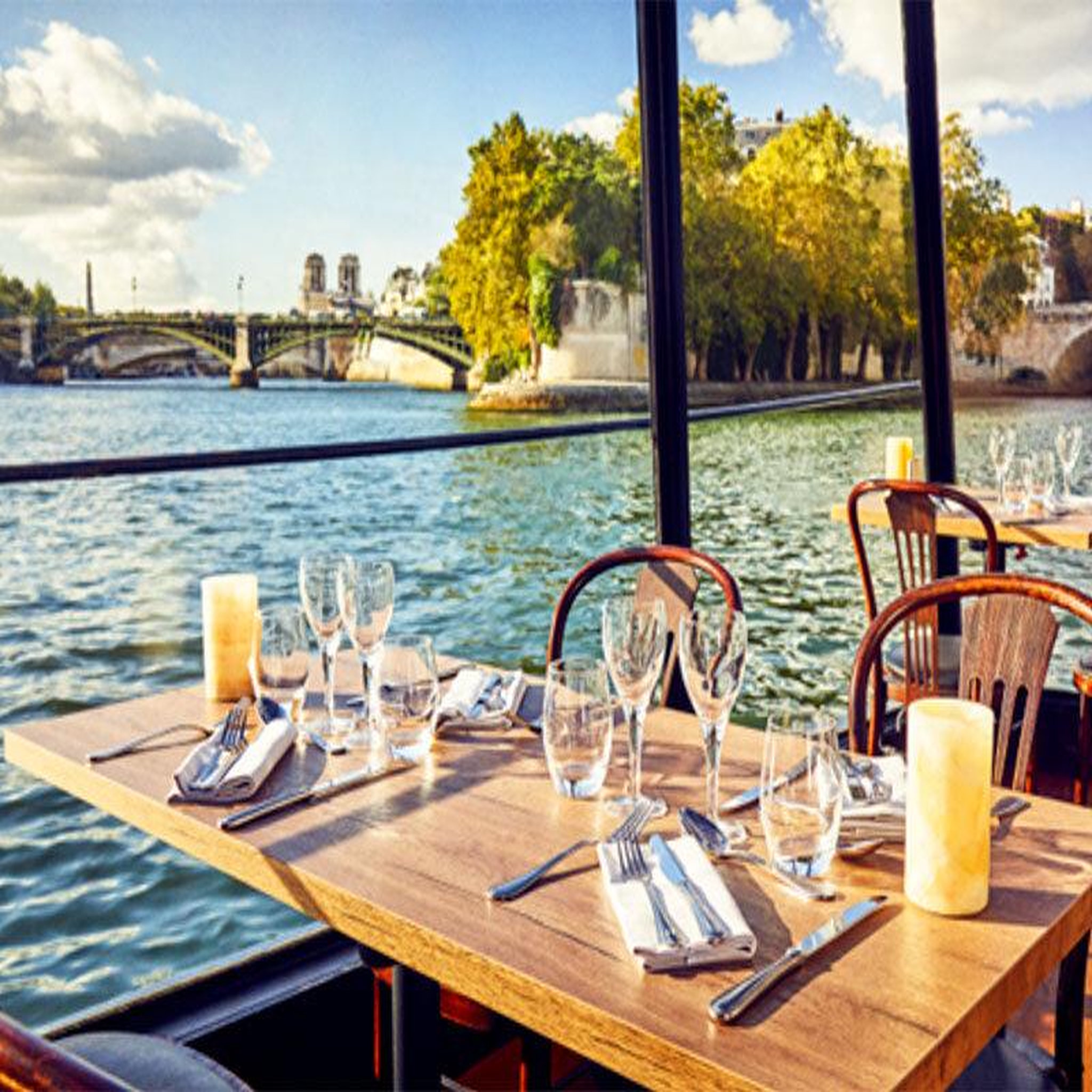 Voir la diapositive 3 : Smartbox Croisière sur la seine à paris avec déjeuner pour 2 - coffret cadeau gastronomie