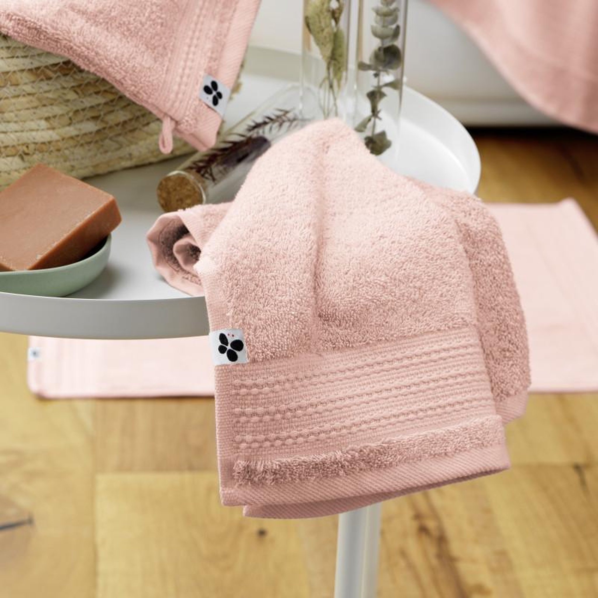 Voir la diapositive 3 : L EFFET PAPILLON Lot de 2 gants de toilette  Garance  15 x 21 cm / 100% Coton Bio / 600 gr/m² l'Effet Papillon -  - Lot de 2 Gants de toilette 15 x 21 cm