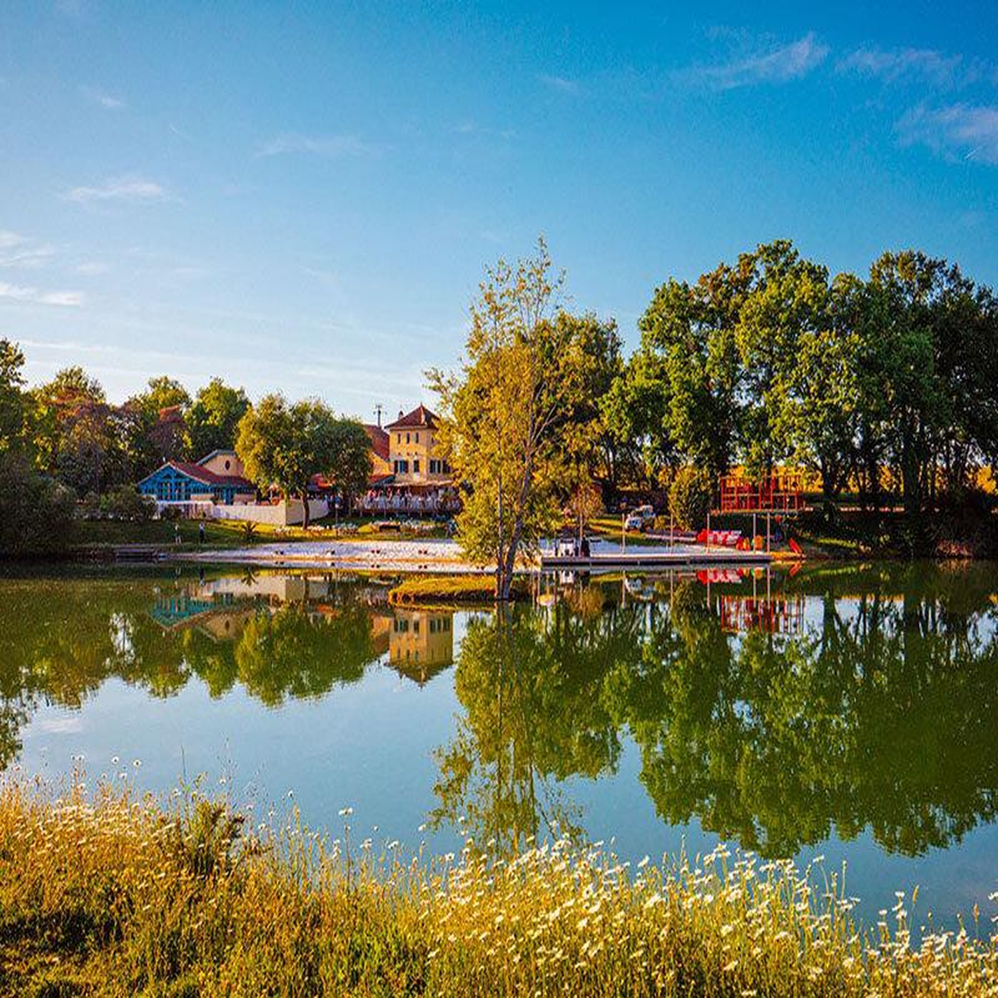 Voir la diapositive 4 : Smartbox Échappée insolite : 2 jours en cabane vue lac avec bain bouillonnant privatif près de Toulouse - Coffret Cadeau Séjour