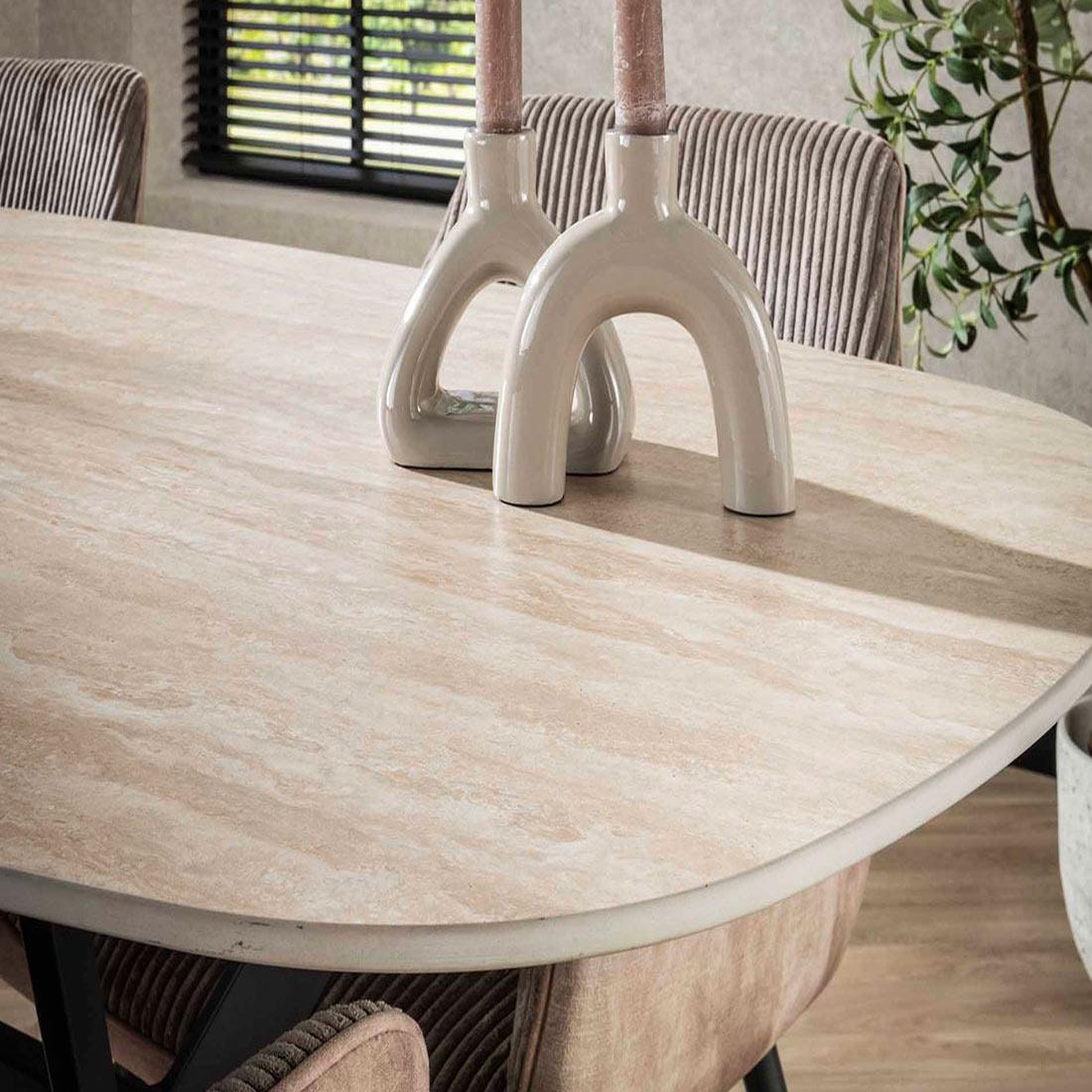 Voir la diapositive 3 : LISA DESIGN Ruben - table à manger - plateau en céramique effet travertin - pieds en acier - 4 à 6 personnes