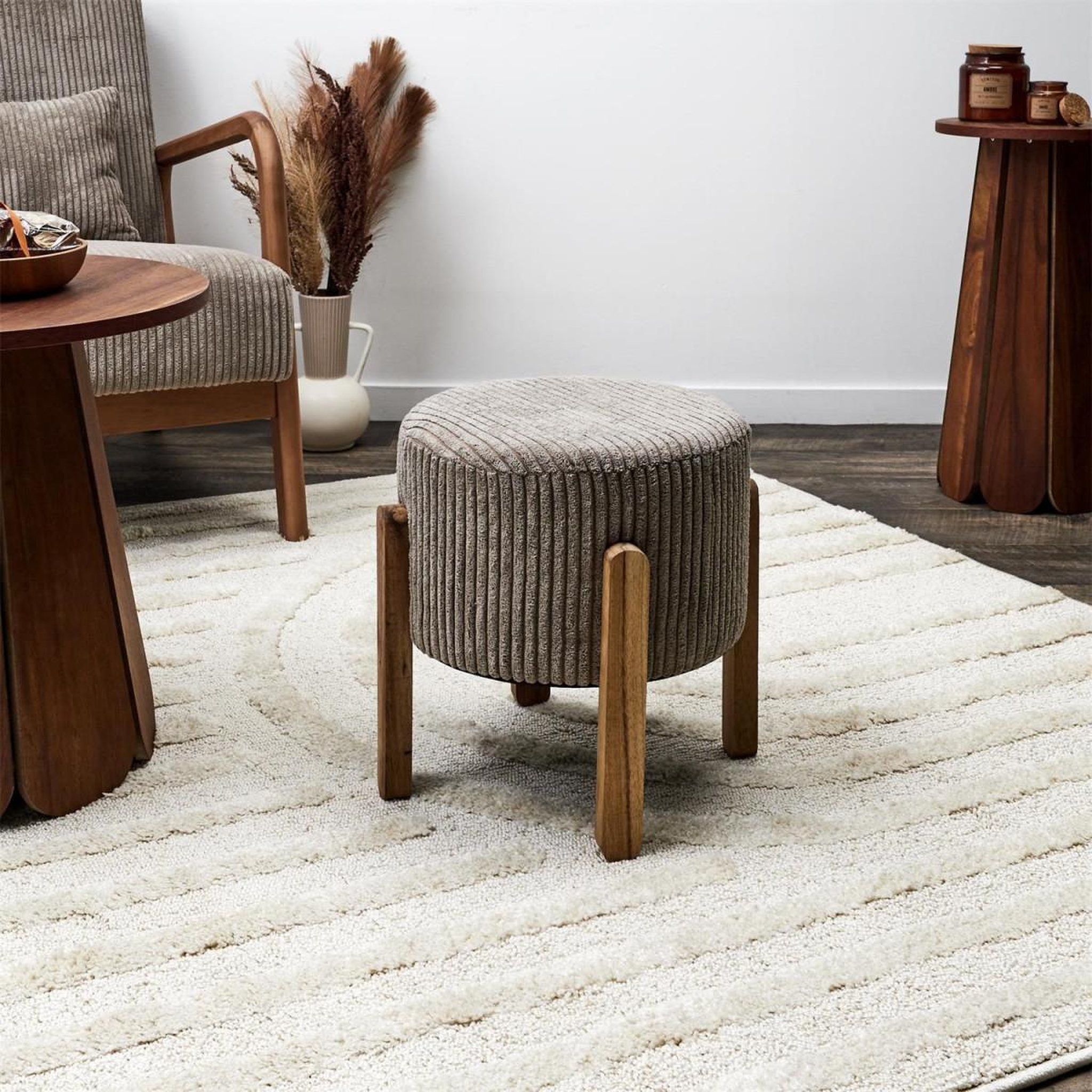 Voir la diapositive 4 : The Home Deco Factory Tabouret côtelé rond  scott  35cm taupe