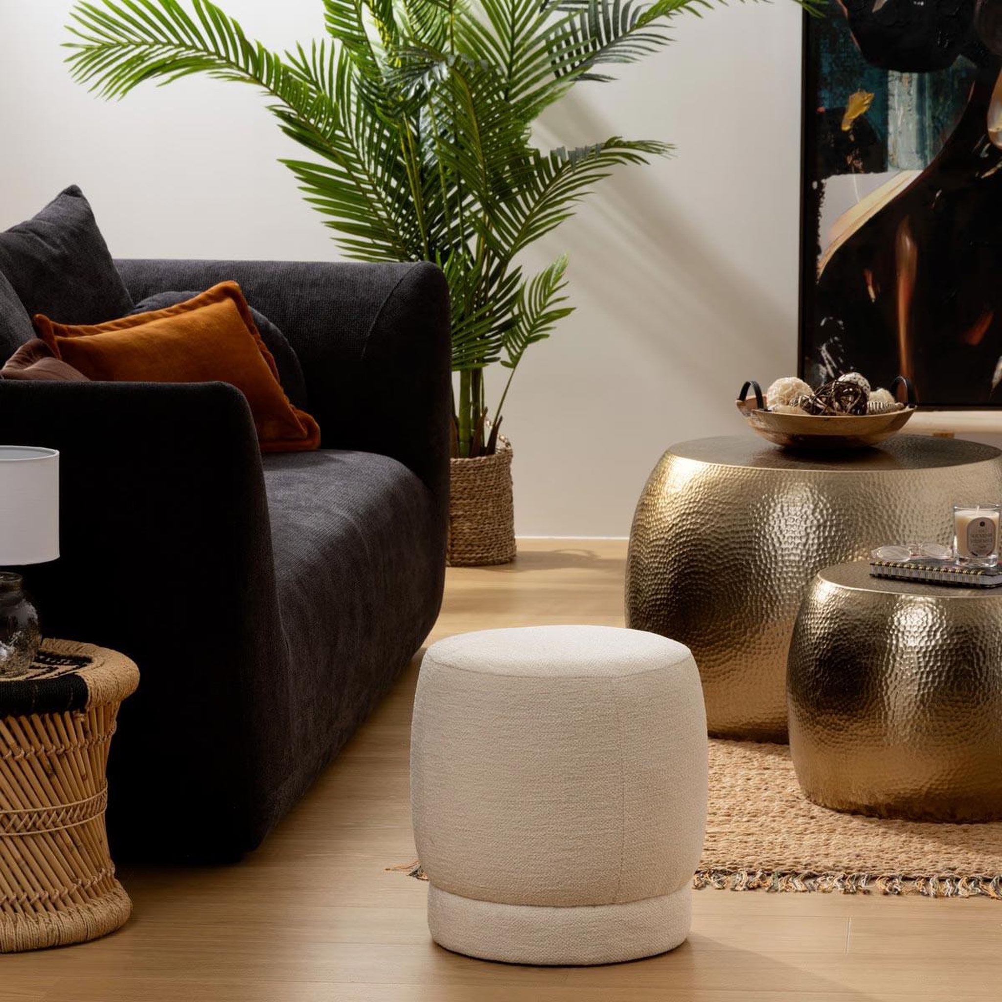 Voir la diapositive 4 : ATMOSPHERA Pouf design bouclette  amea  40cm blanc