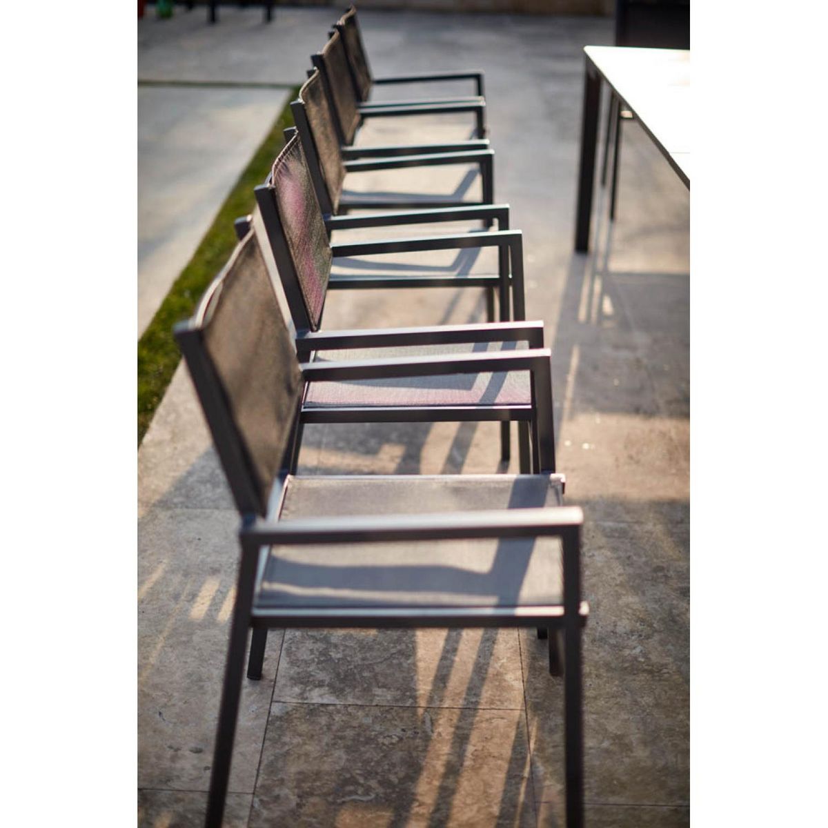 CONCEPT USINE Console extensible et 10 chaises en aluminium OLHAO