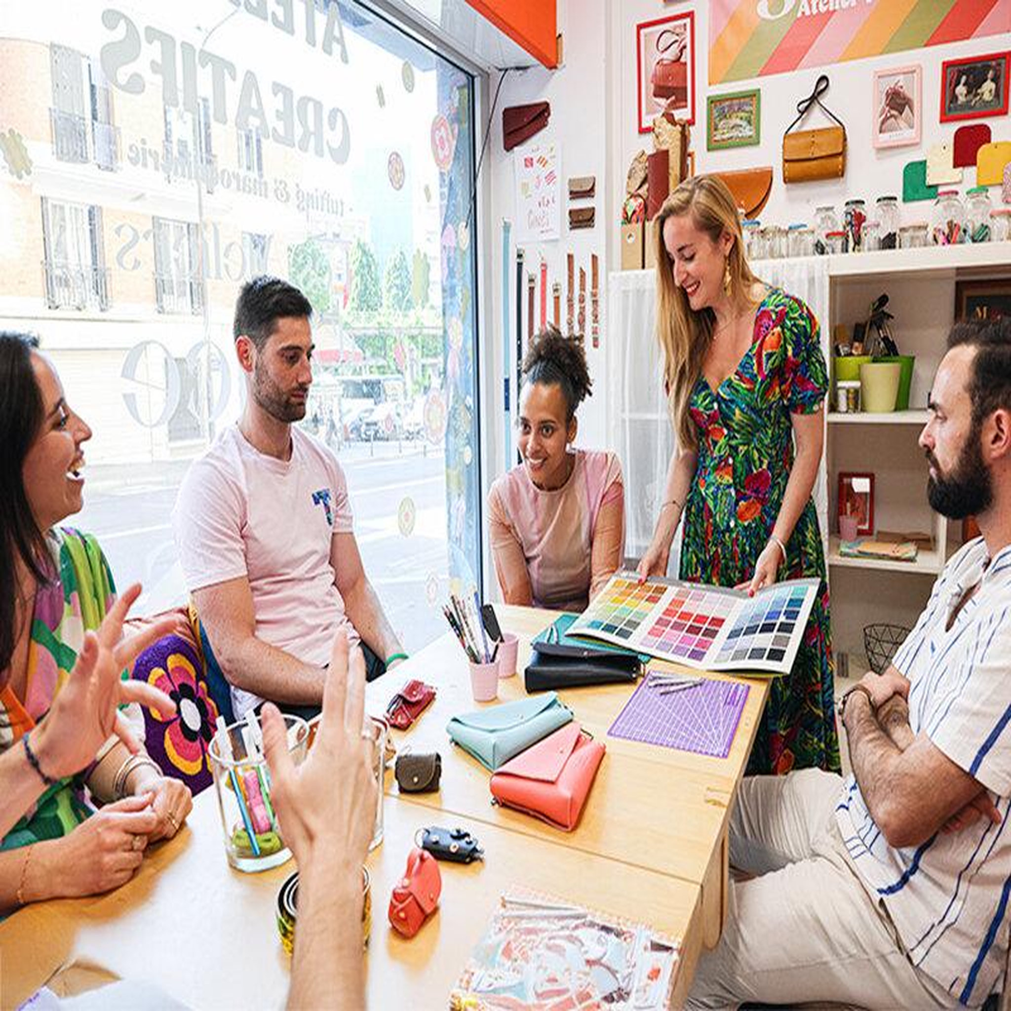 Voir la diapositive 3 : Smartbox Atelier de maroquinerie : création d'un porte-monnaie pour 1 personne - Coffret Cadeau Multi-thèmes