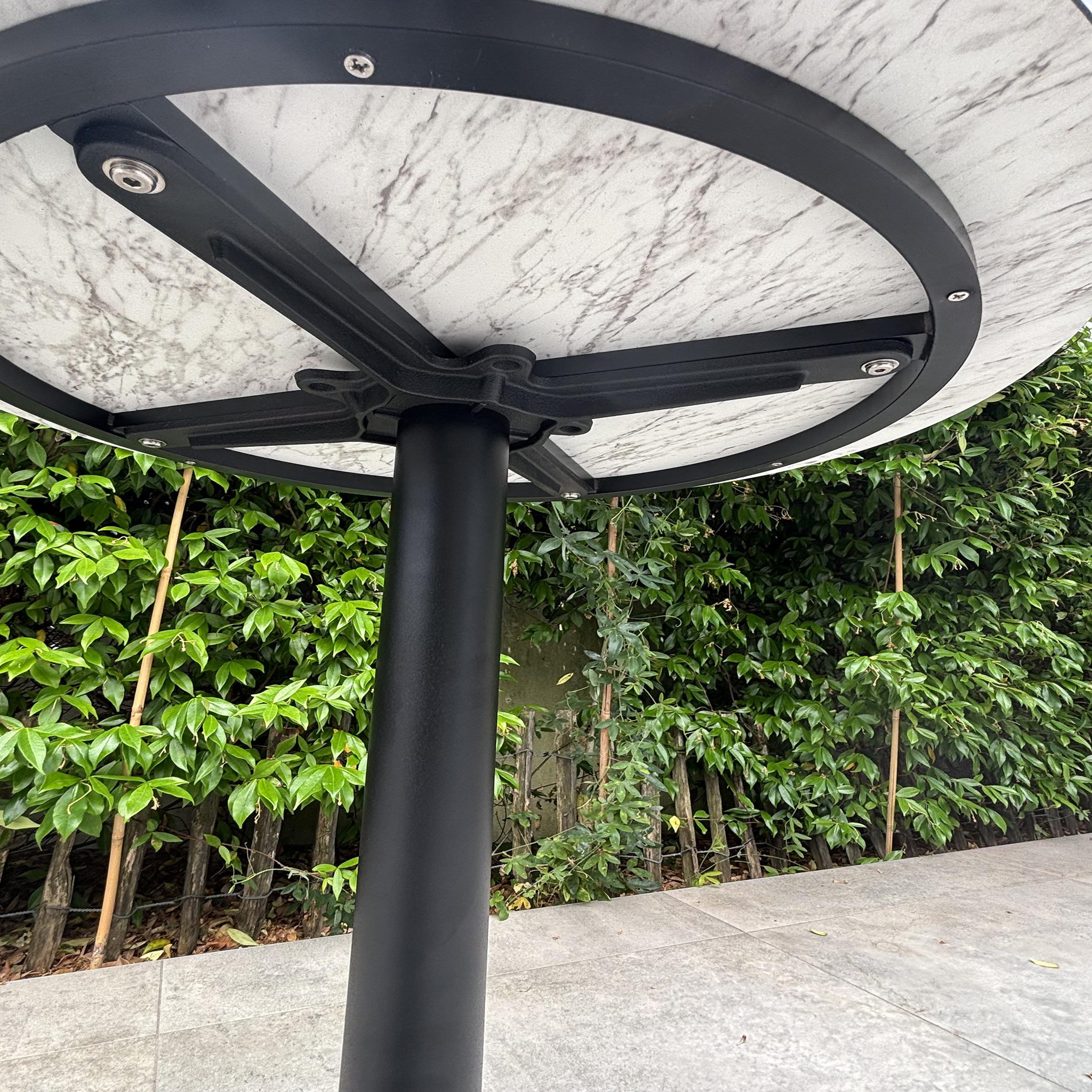 Voir la diapositive 4 : DCB GARDEN Table ronde de jardin en acier et plateau HPL (2 places)