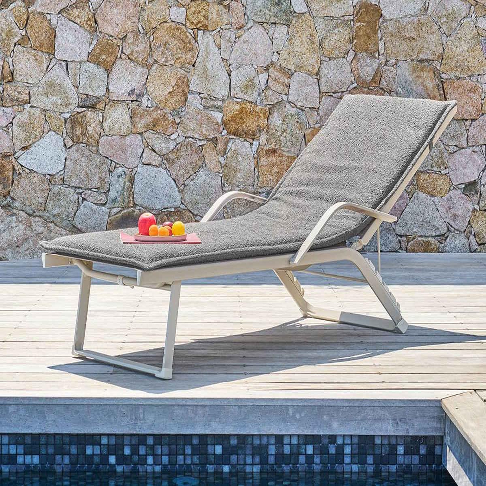 Voir la diapositive 2 : HESPERIDE Coussin pour transat 190 x 60 cm solfia ardoise - hespéride