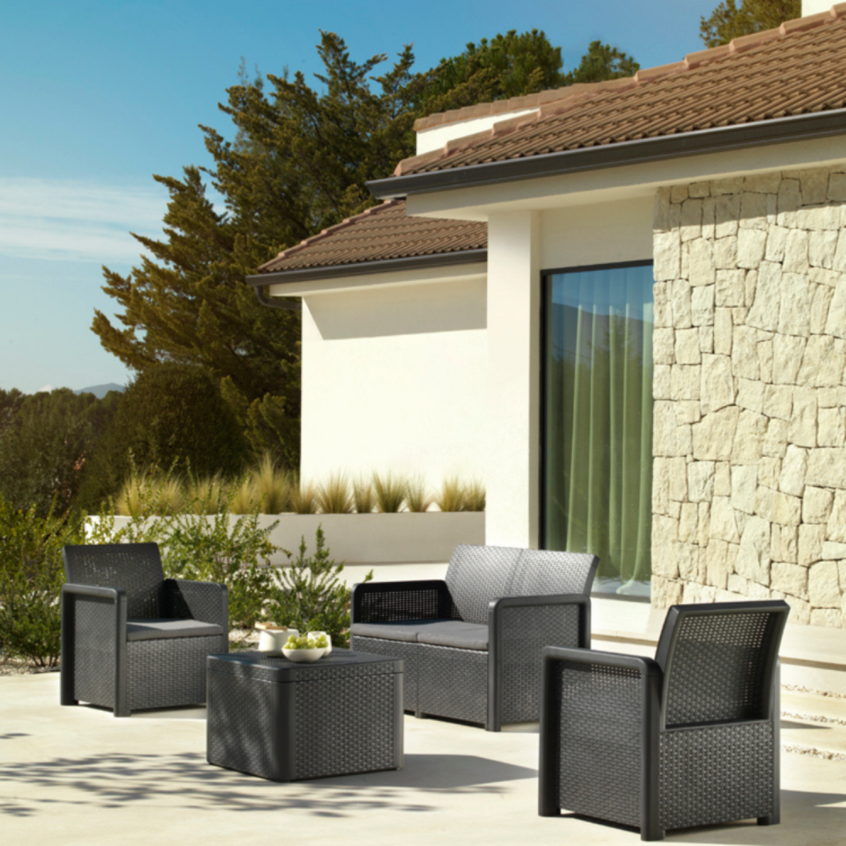 CONCEPT USINE Salon de jardin en résine 4 places avec table basse gris NASSAU