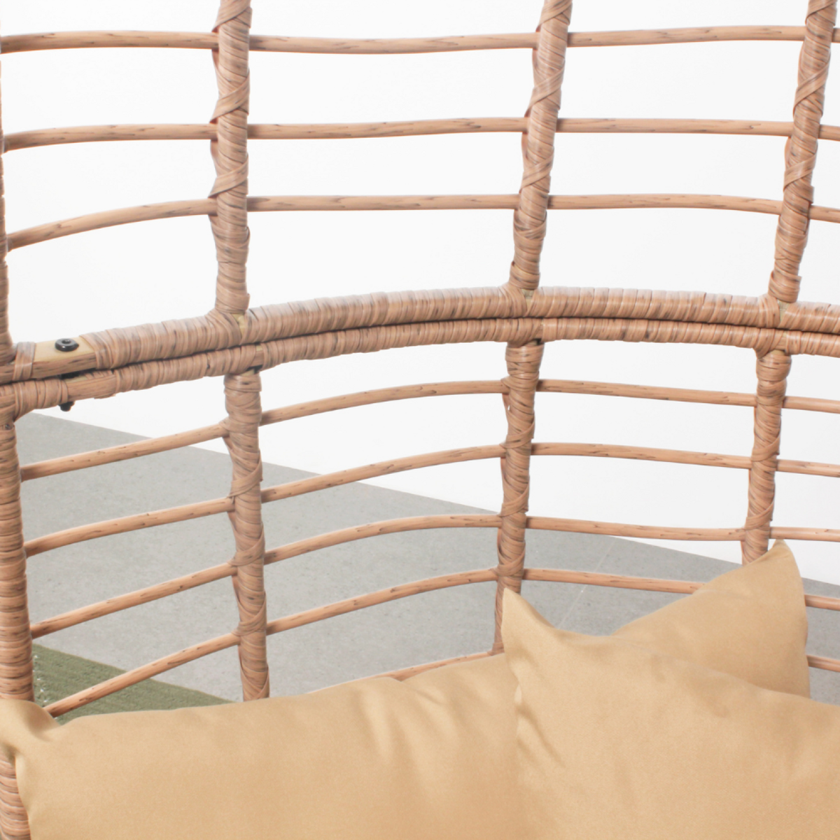 CONCEPT USINE Ensemble fauteuil sur pied effet rotin et repose-pieds avec coussin beige JANE