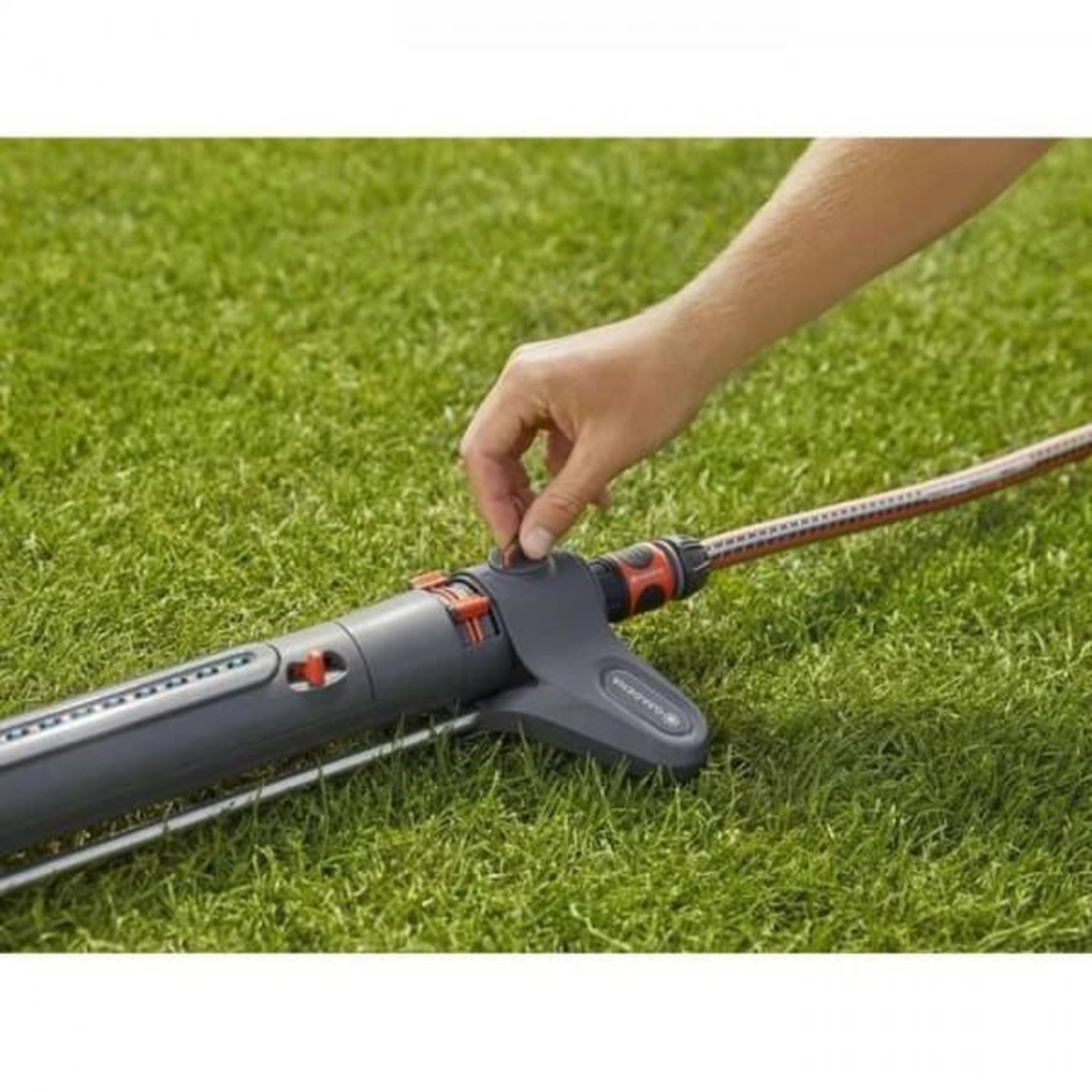 Voir la diapositive 4 : Gardena Arroseur  oscillant GARDENA AquaZoom L - Surface 350m² - Portée 21m - Résistant UV et gel - Garantie 5 ans