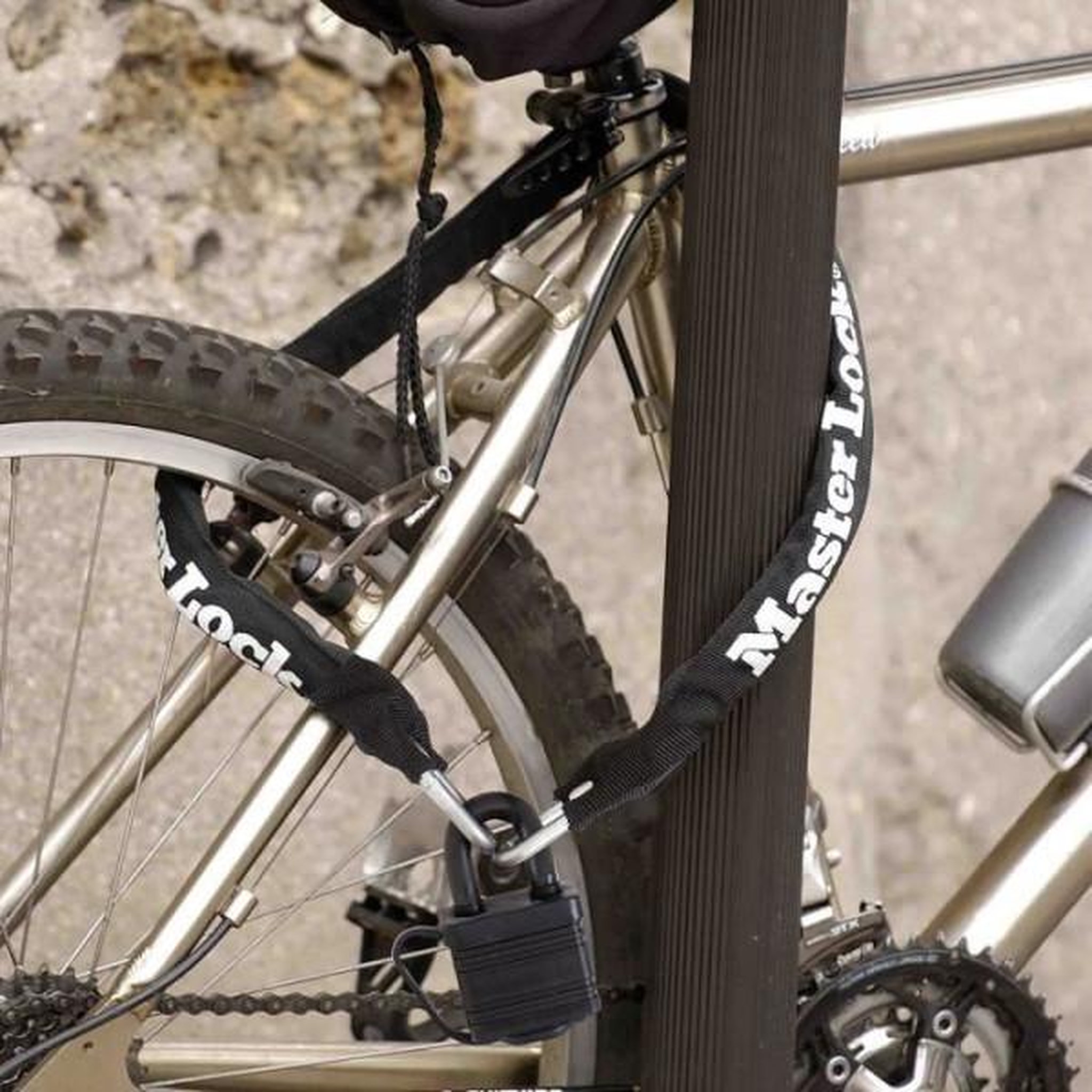 Voir la diapositive 6 : Master lock Chaîne antivol MASTER LOCK - 8390EURDPRO - 90cm x Ø 6mm - Cadenas 40mm - Gaine nylon - Noir