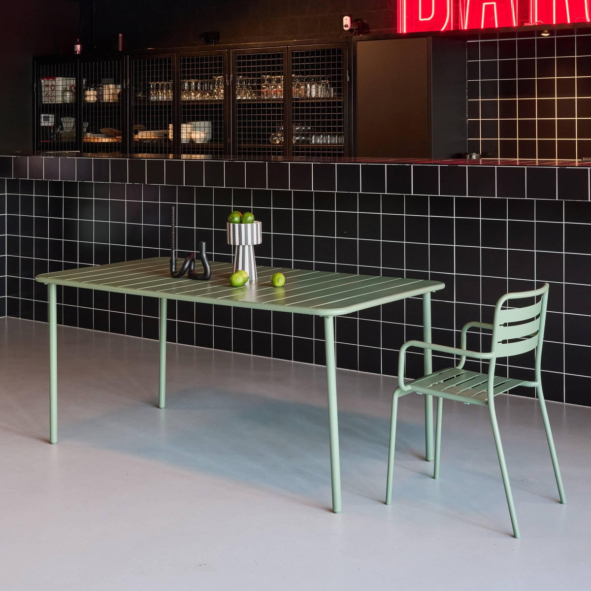 SWEEEK Table de jardin métal 6-8 places, Amelia 160x90xH72.5cm