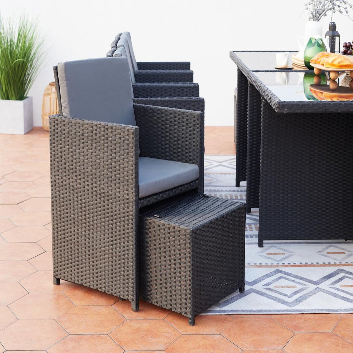 CONCEPT USINE Table et chaises 12 places encastrables en résine noir-gris MONACO