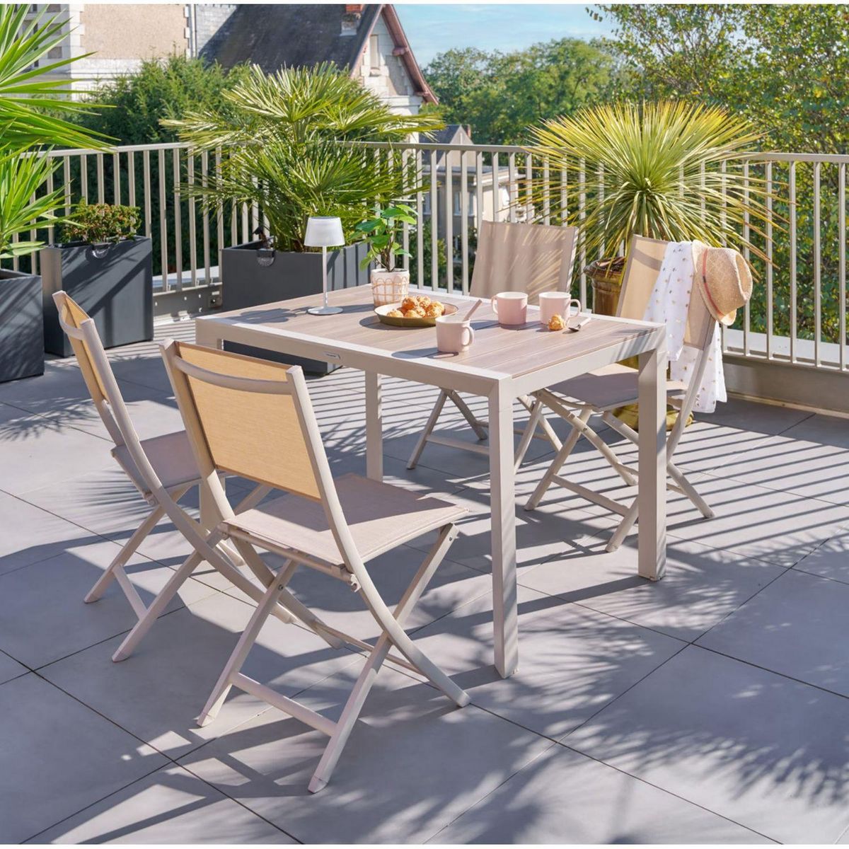 HESPERIDE Table de jardin fixe en aluminium effet bois 4 places EVASION