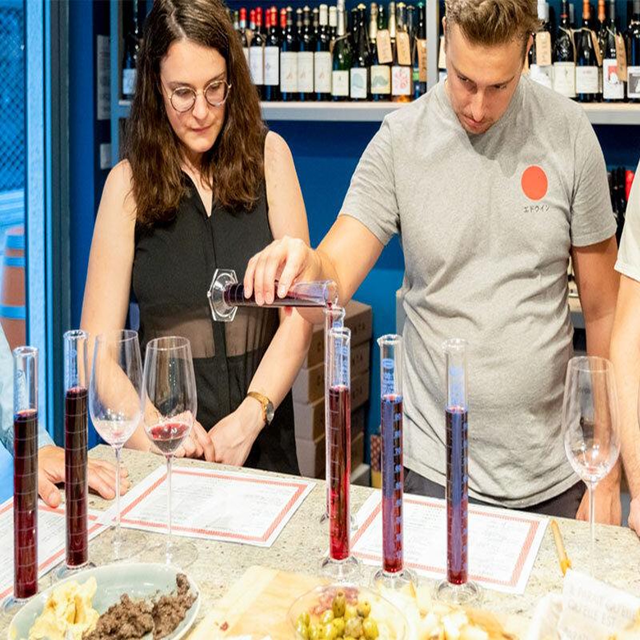 Voir la diapositive 3 : Smartbox Passion œnologie : 2h30 d'initiation d'assemblage de vin pour 2 avec bouteille à emporter - coffret cadeau gastronomie