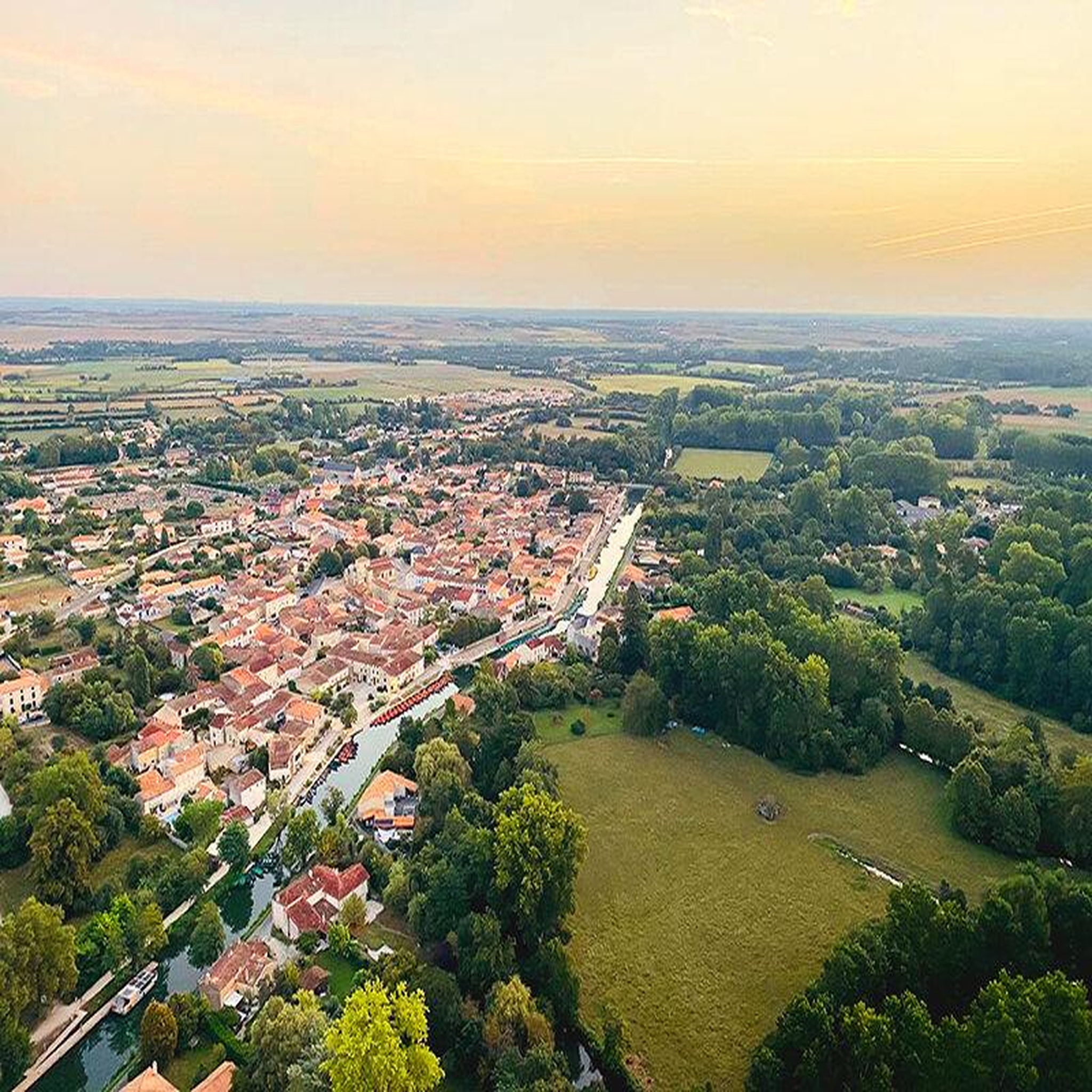 Voir la diapositive 4 : Smartbox Vol en montgolfière au-dessus du marais poitevin avec visite en barque en semaine pour 2 personnes - coffret cadeau sport & aventure