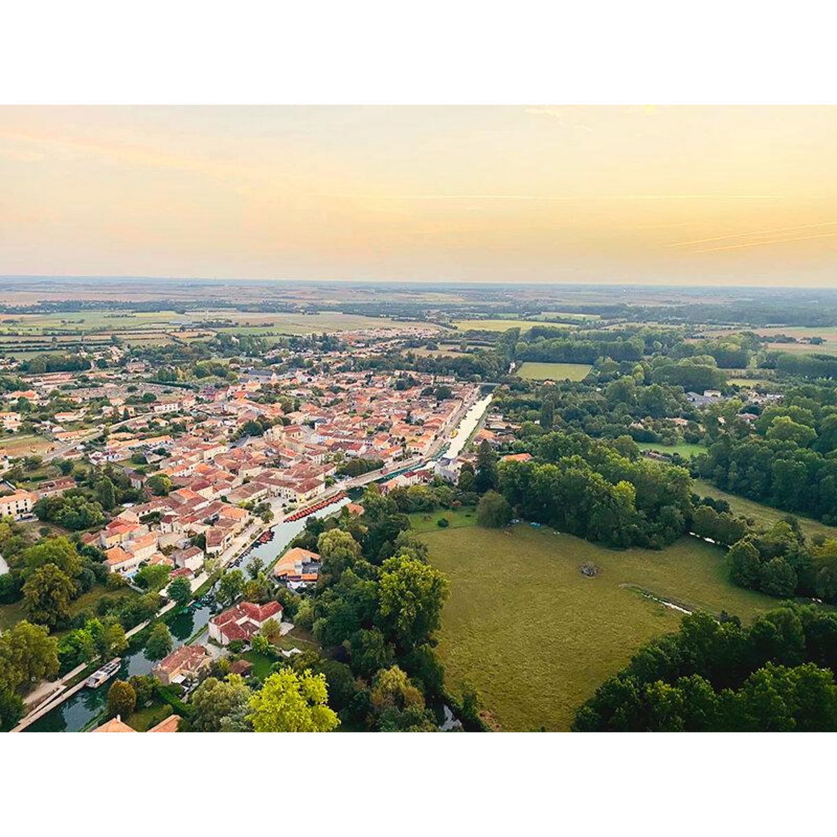Smartbox Vol en montgolfière au-dessus du Marais poitevin avec visite en barque en semaine pour 2 personnes - Coffret Cadeau Sport & Aventure