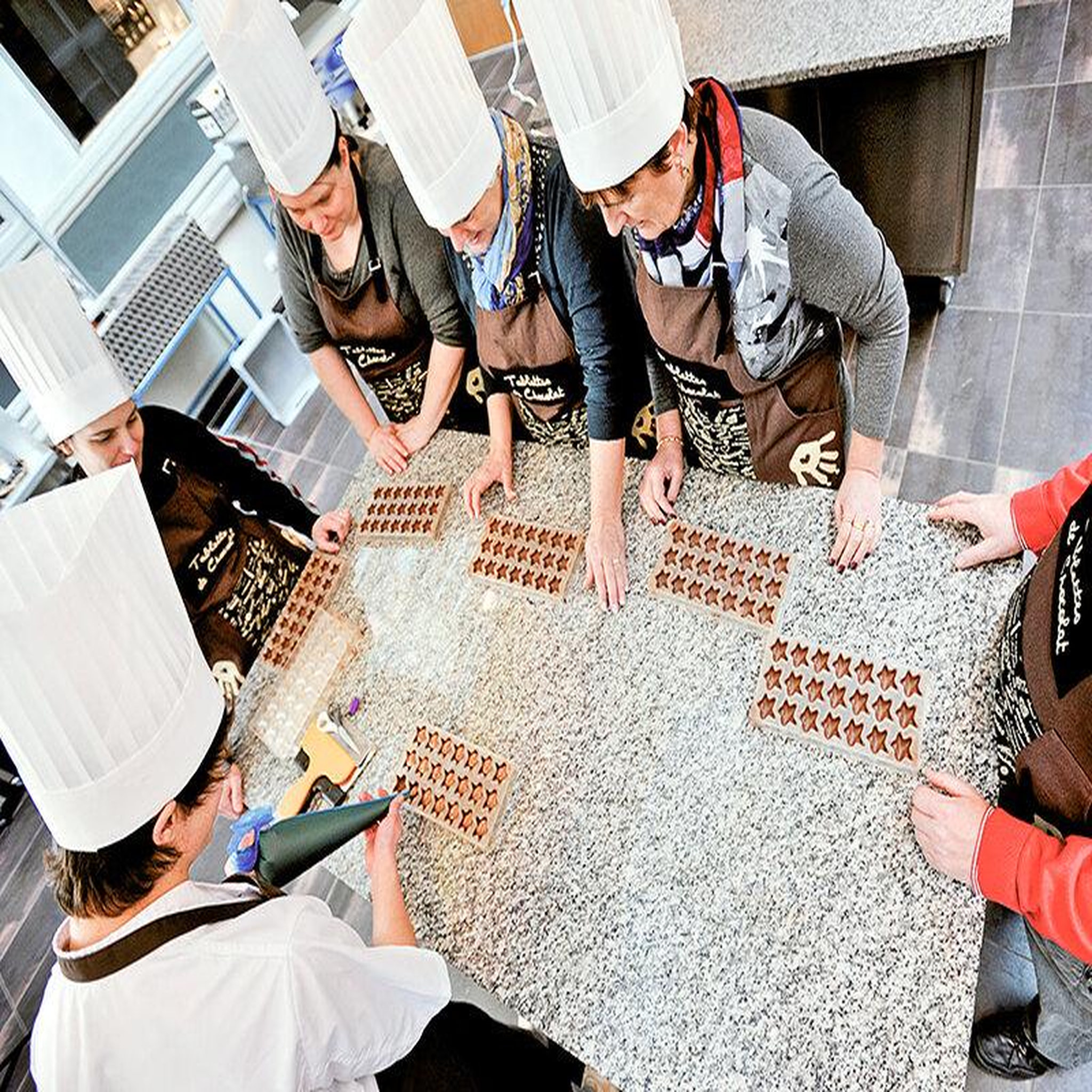 Voir la diapositive 4 : Smartbox Une entrée au musée choco-story avec atelier de création de chocolats en famille - coffret cadeau sport & aventure