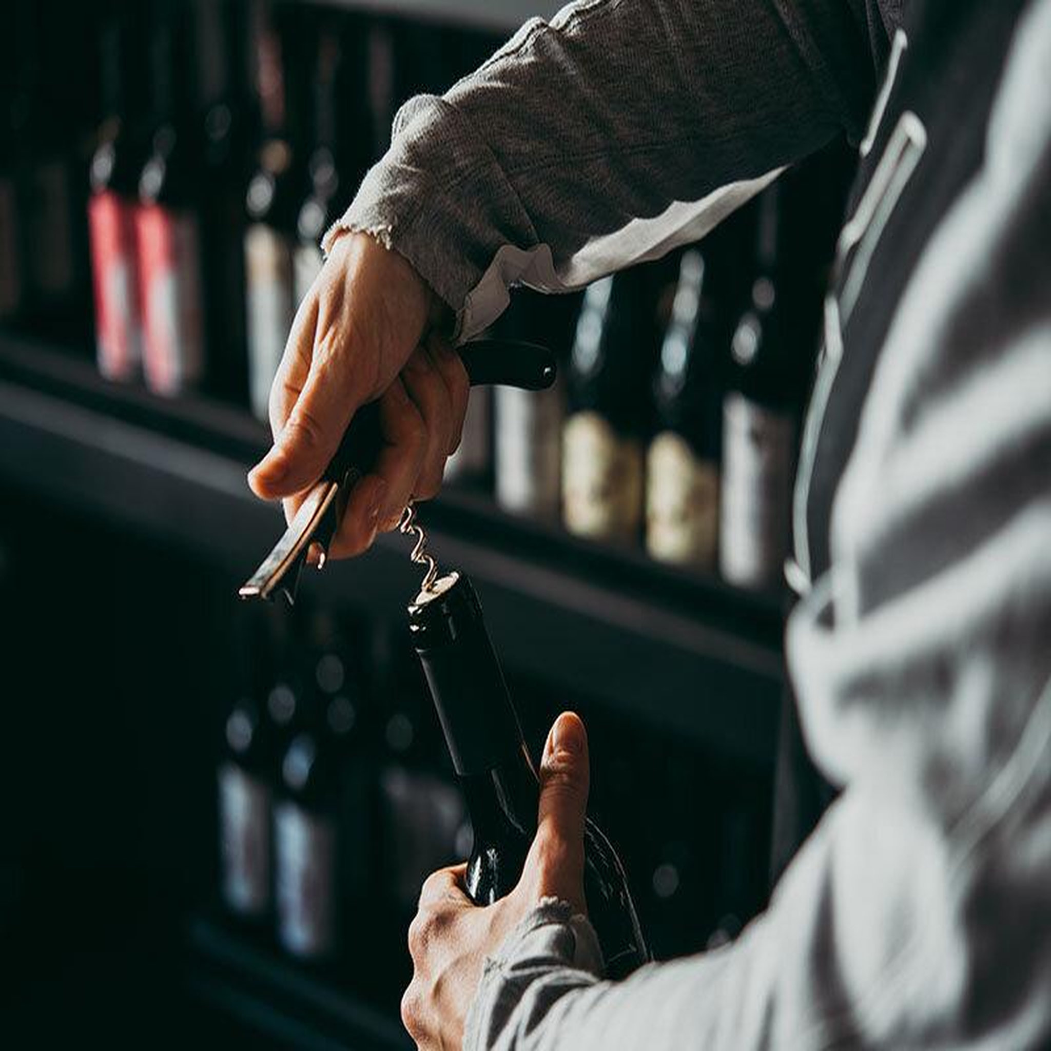 Voir la diapositive 3 : Smartbox Initiation œnologique et dégustation de vins et délices à partager dans un grand hôtel parisien - coffret cadeau gastronomie