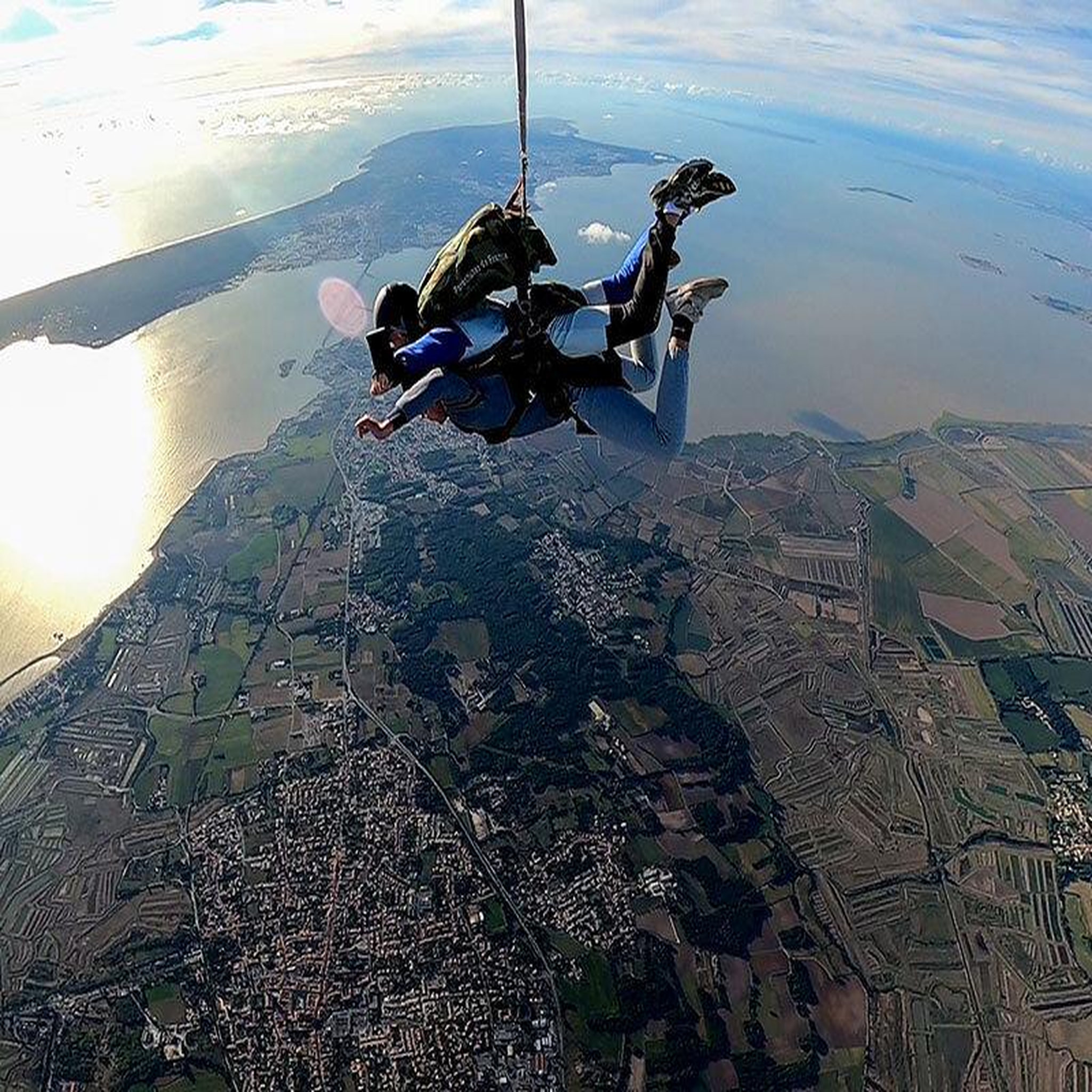Voir la diapositive 2 : Smartbox Saut en parachute en tandem à La Rochelle en semaine - Coffret Cadeau Sport & Aventure