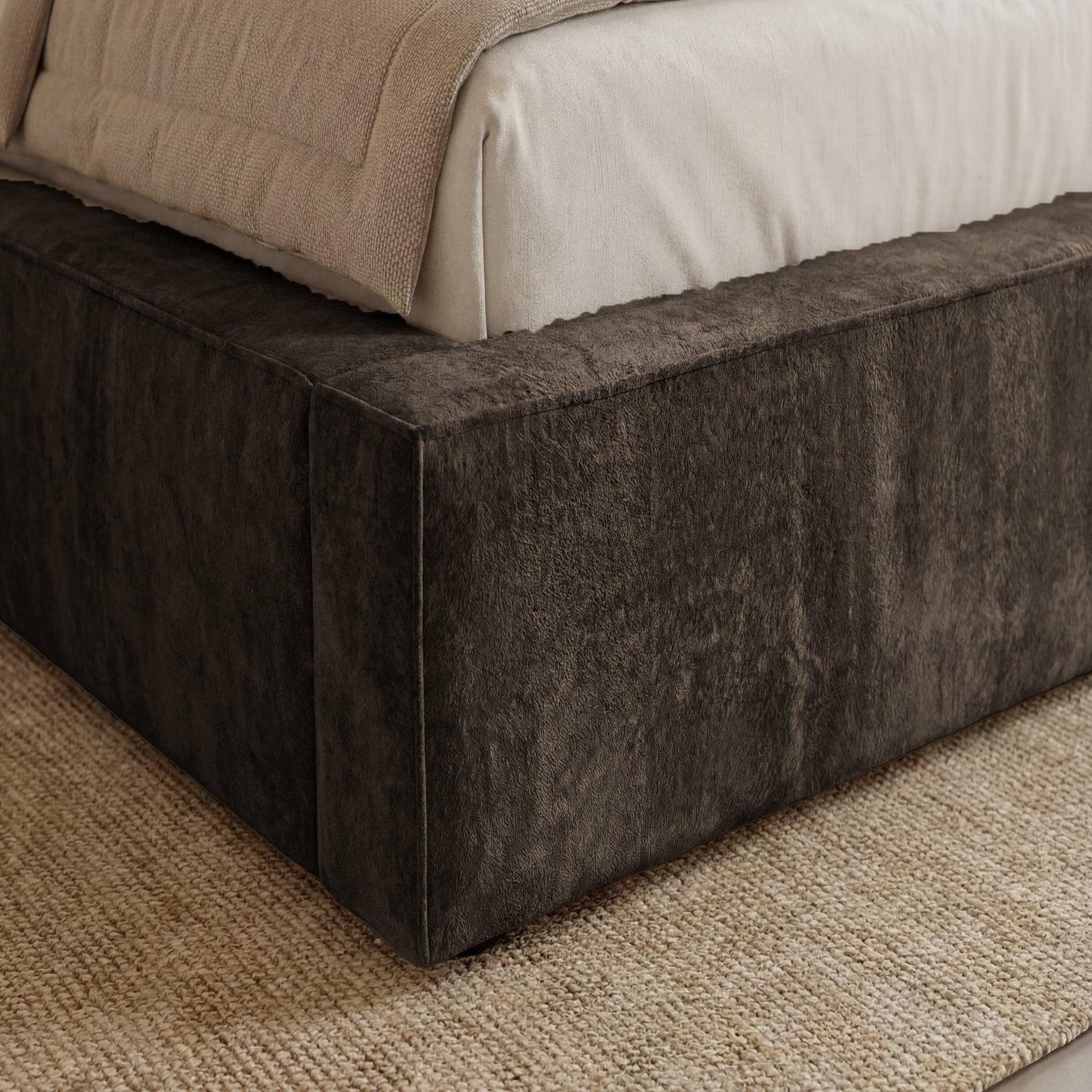 Voir la diapositive 4 : CASANOVA PARIS Celia - lit coffre tissu velours marron