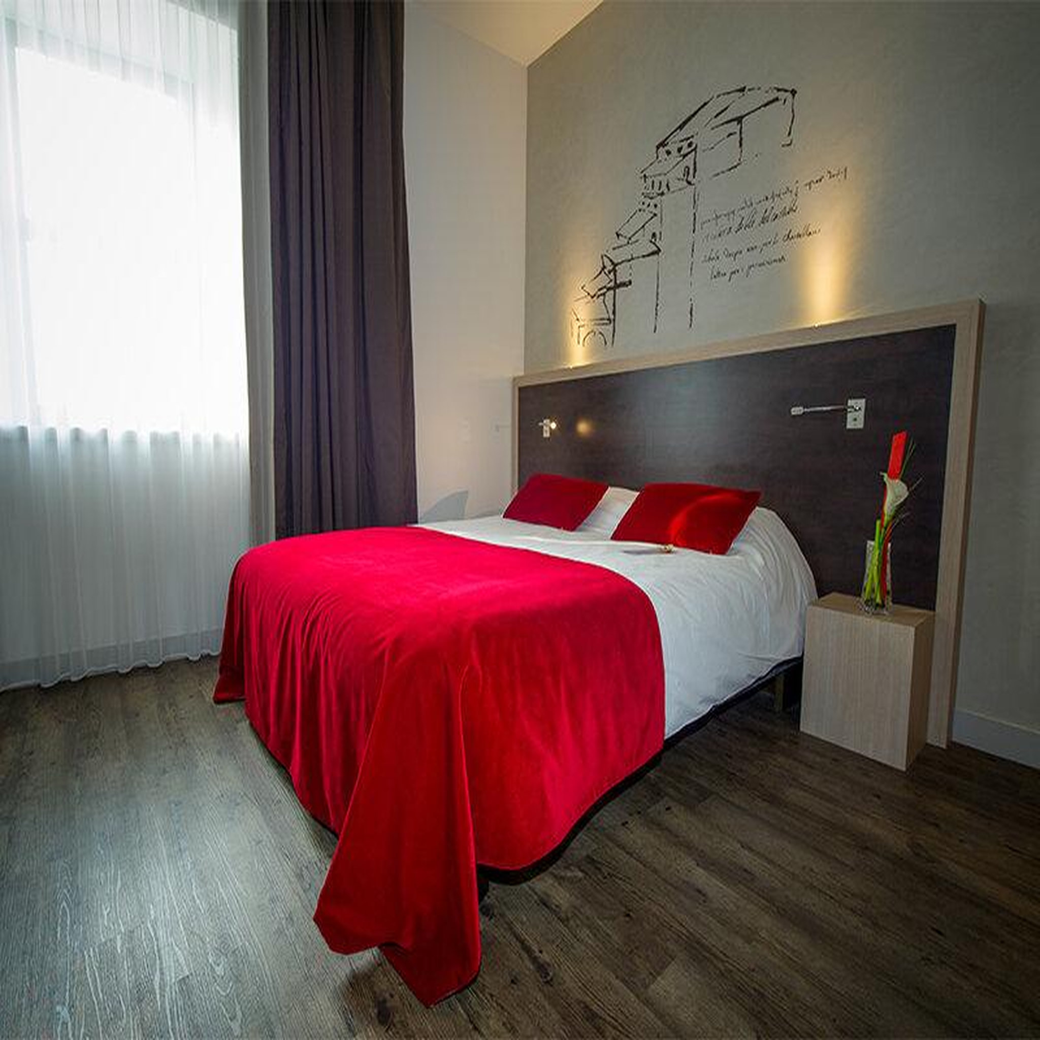 Voir la diapositive 2 : Smartbox Séjour romantique : 2 jours en hôtel 4* avec modelage, dîner et accès au spa près de nantes - coffret cadeau séjour