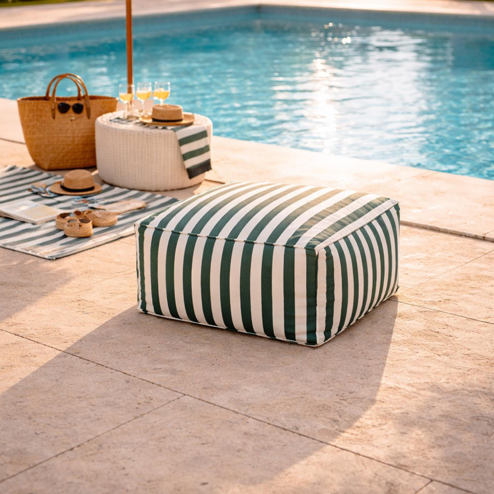 Voir la diapositive 2 : CONCEPT USINE Pouf exterieur rayé vert déperlant 55x65x35 cm POSITANO