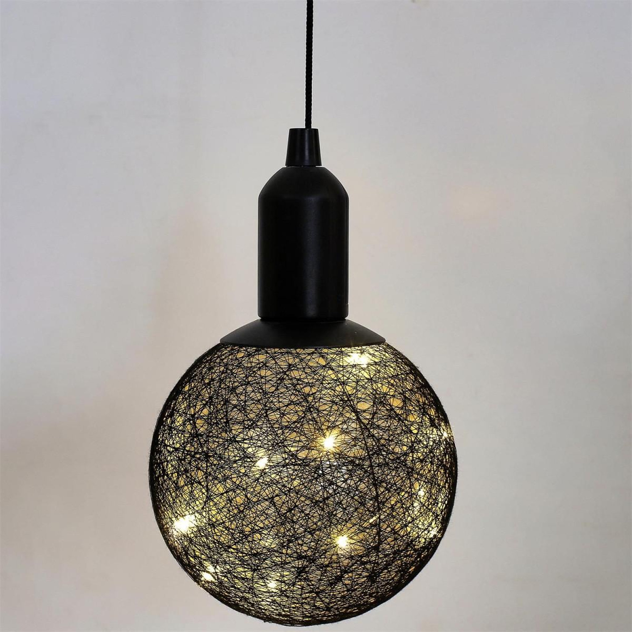 Voir la diapositive 4 : The Home Deco Factory Lampe suspension à led  boule  24cm noir