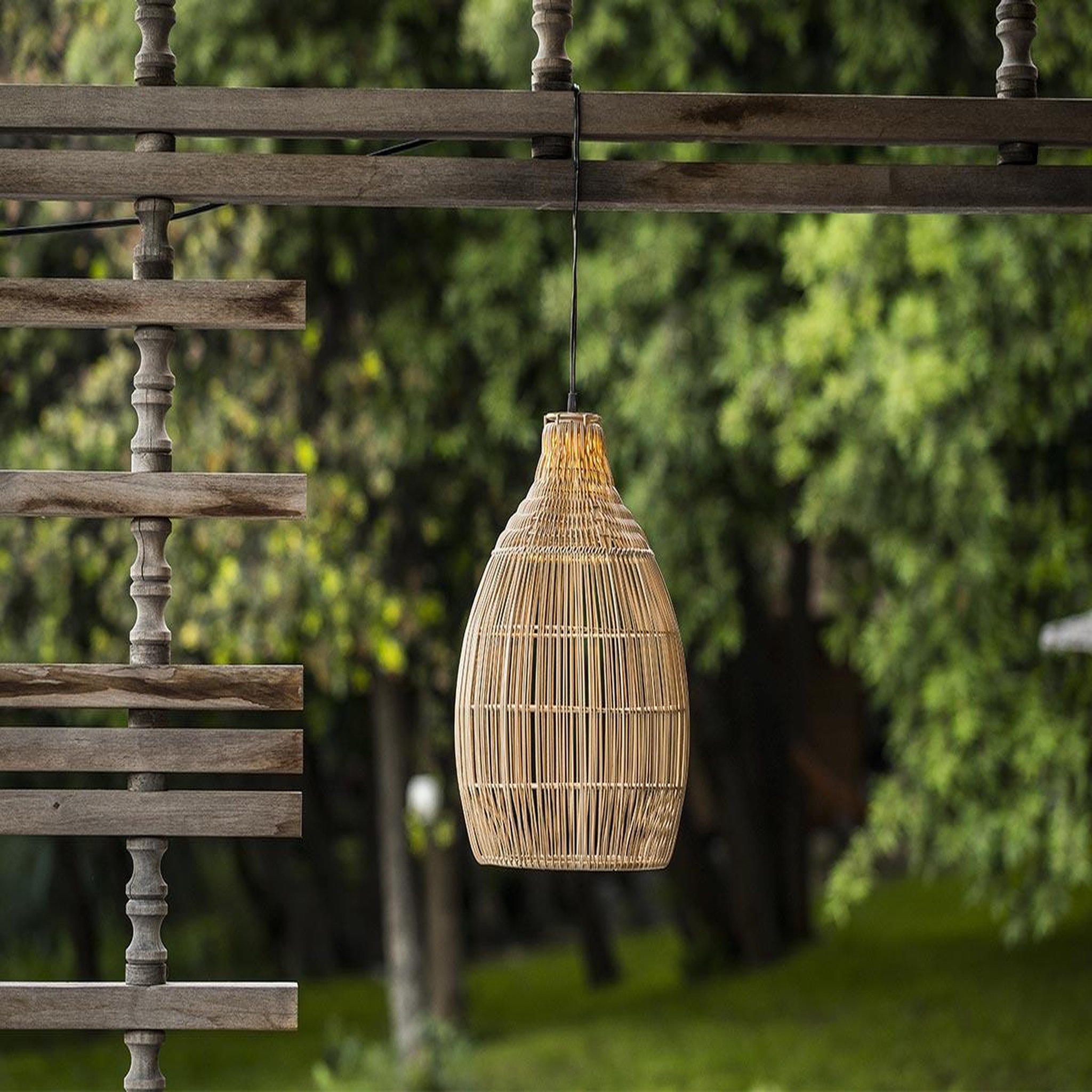 Voir la diapositive 2 : Lumisky Suspension solaire bohème naturel style vannerie tressée LED blanc chaud HOLIDAY H 42 cm