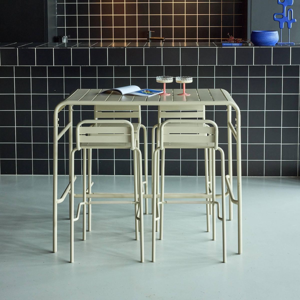 SWEEEK Table haute de jardin AMELIA, 4 chaises hautes en acier, 120 x 70cm x 95cm