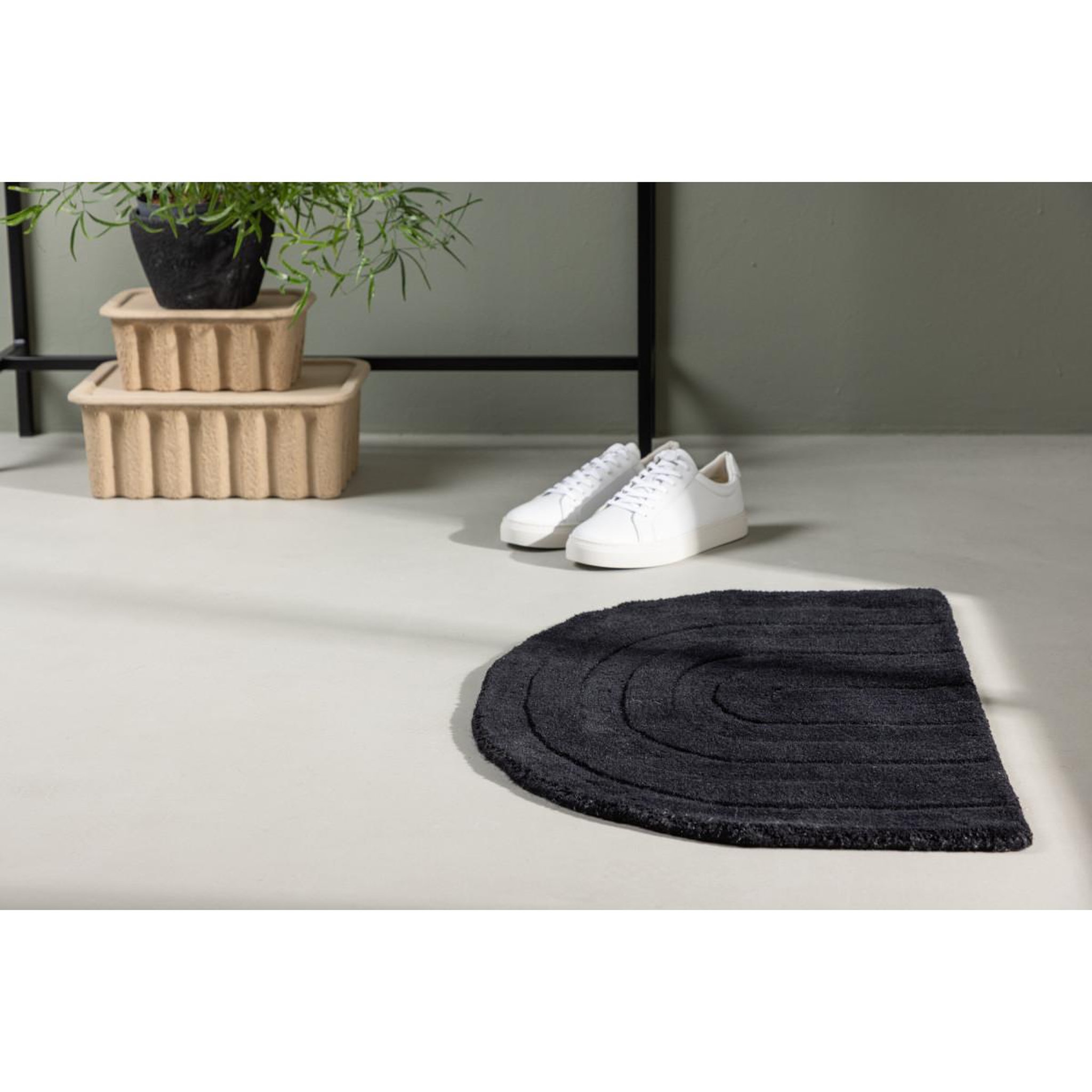 Voir la diapositive 4 : Paris Prix Tapis demi-rond  nora  50x80cm noir