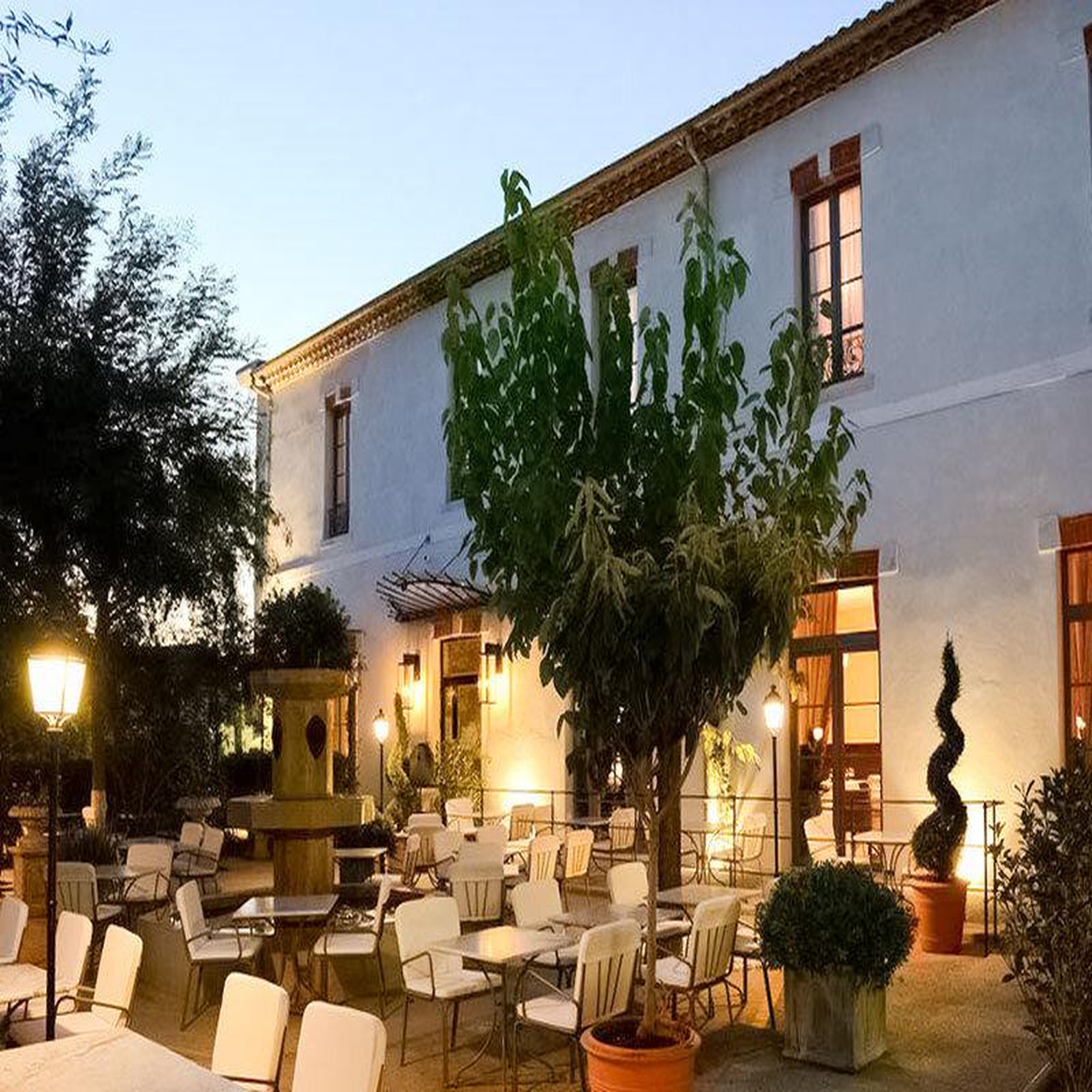 Voir la diapositive 5 : Smartbox Séjour de 2 jours en hôtel 4* avec dîner près d'avignon - coffret cadeau séjour