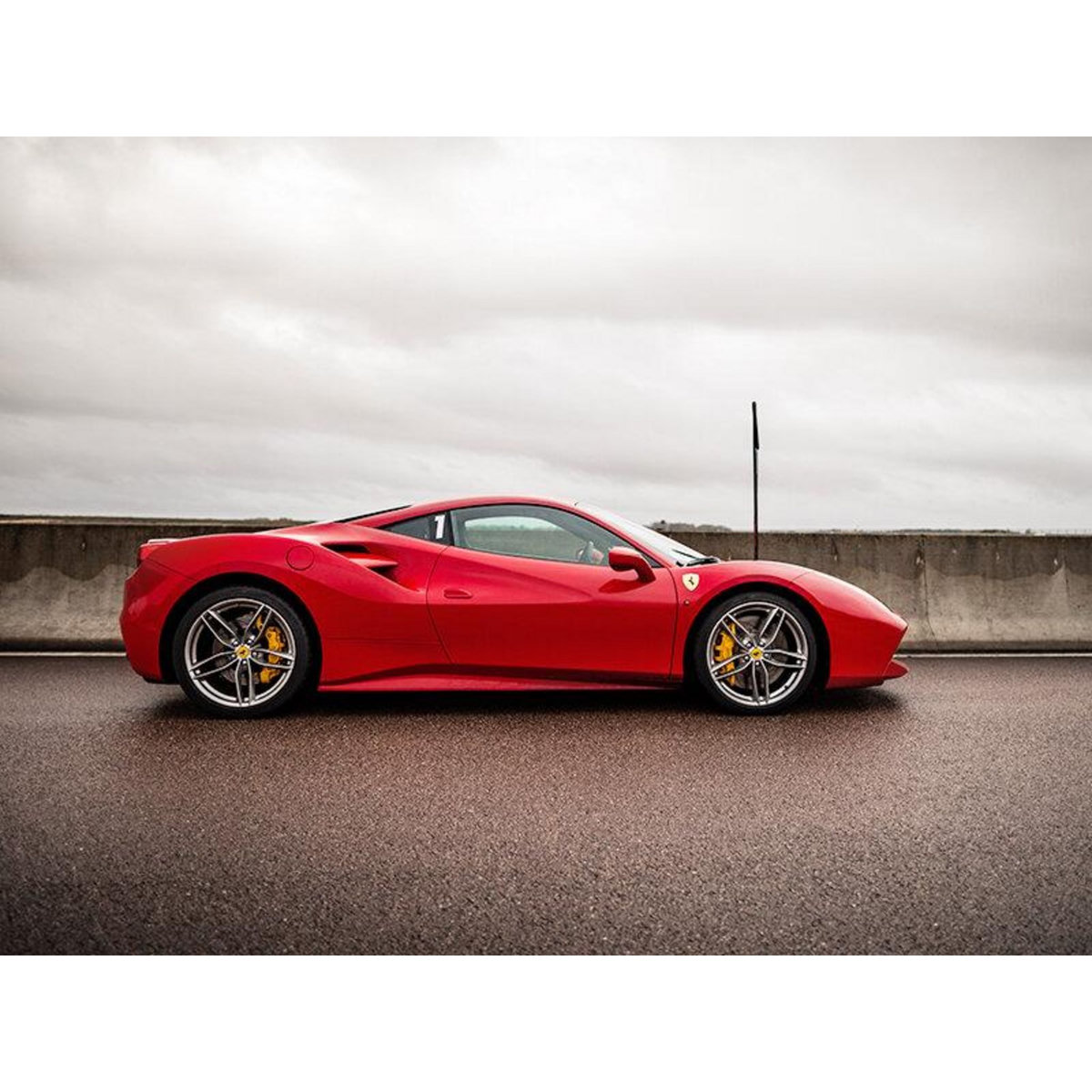 Smartbox Stage de pilotage : 2 tours de circuit au volant d'une Ferrari F488 GTB ou d'une Ferrari F8 - Coffret Cadeau Sport & Aventure