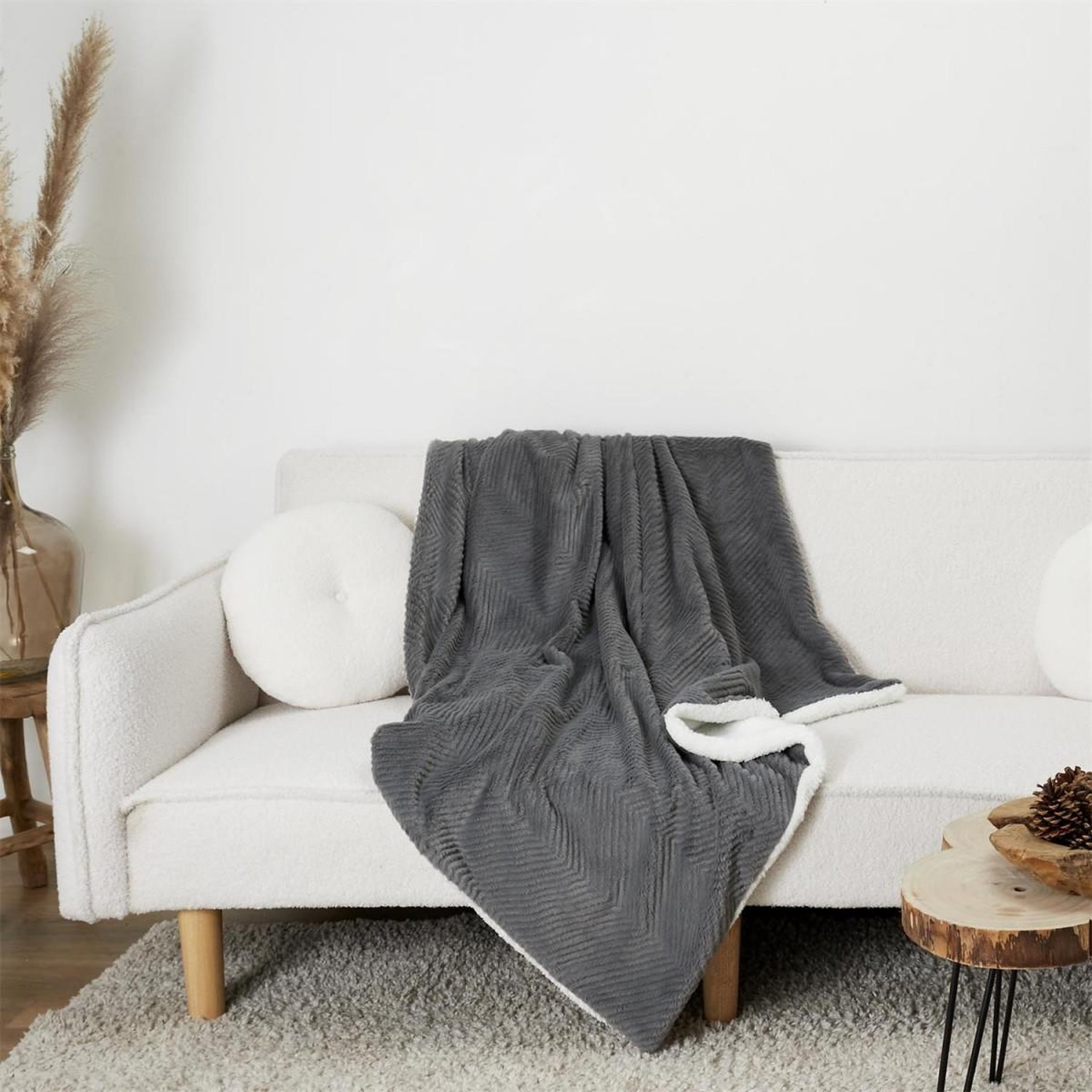 Voir la diapositive 5 : The Home Deco Factory Plaid velours imitation fourrure  sherpa  140x200cm gris