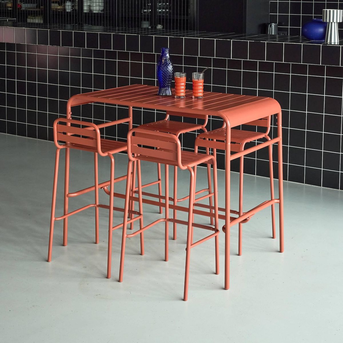 SWEEEK Table haute de jardin AMELIA, 4 chaises hautes en acier, 120 x 70cm x 95cm