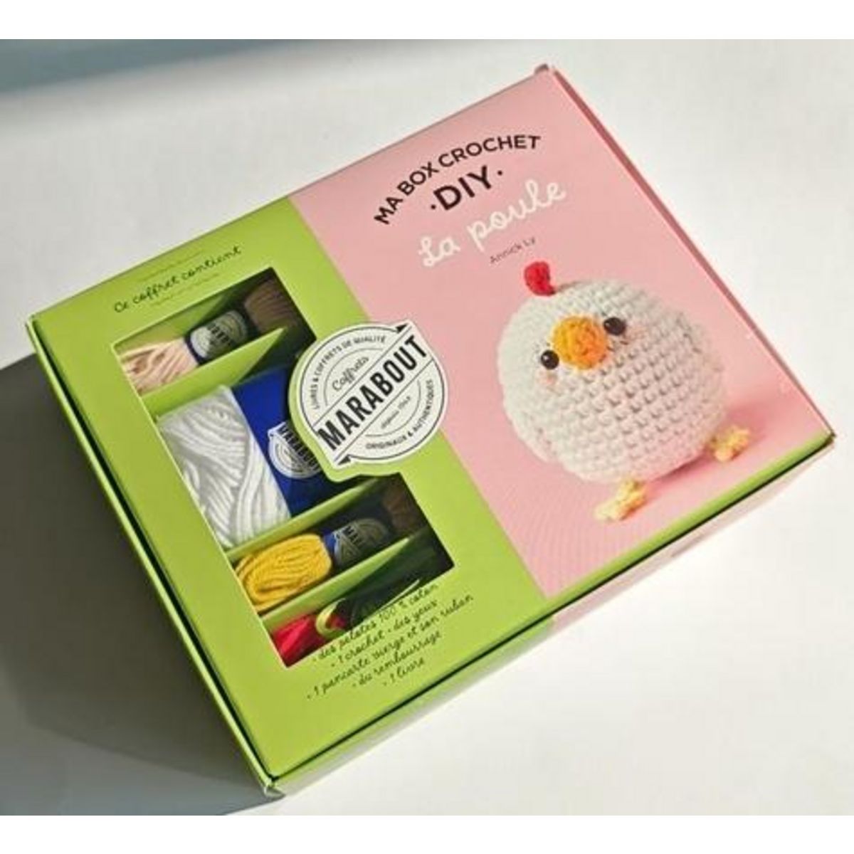 MA BOX CROCHET DIY LA POULE. AVEC 4 FILS DE COULEUR 100% COTON, 1 CROCHET, 2 YEUX, 1 PANCARTE VIERGE ET SON RUBAN, DU REMBOURRAGE, Ly Annick