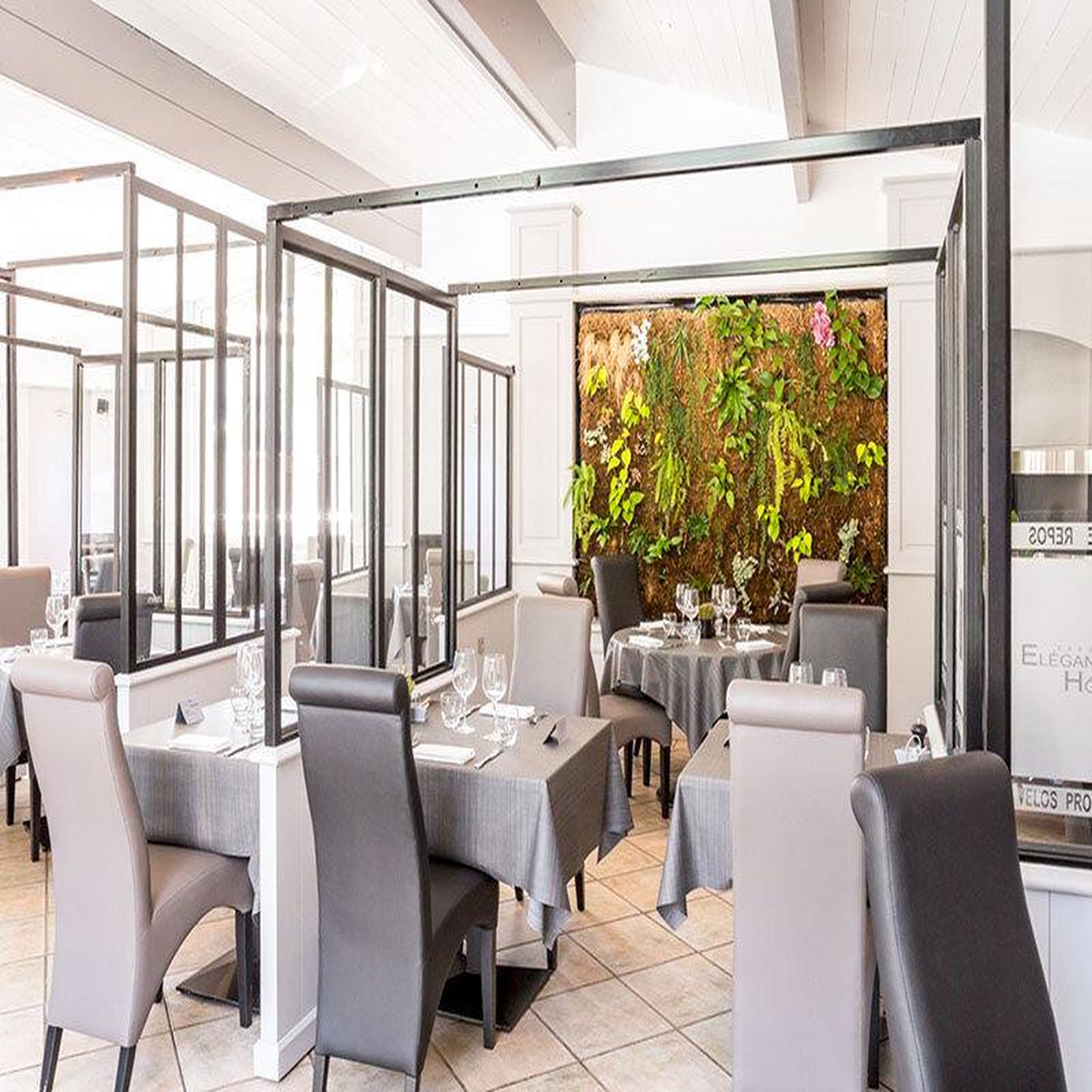 Voir la diapositive 2 : Smartbox Repas gourmand à 3 plats au restaurant d'un hôtel 4* sur l'île de ré - coffret cadeau gastronomie