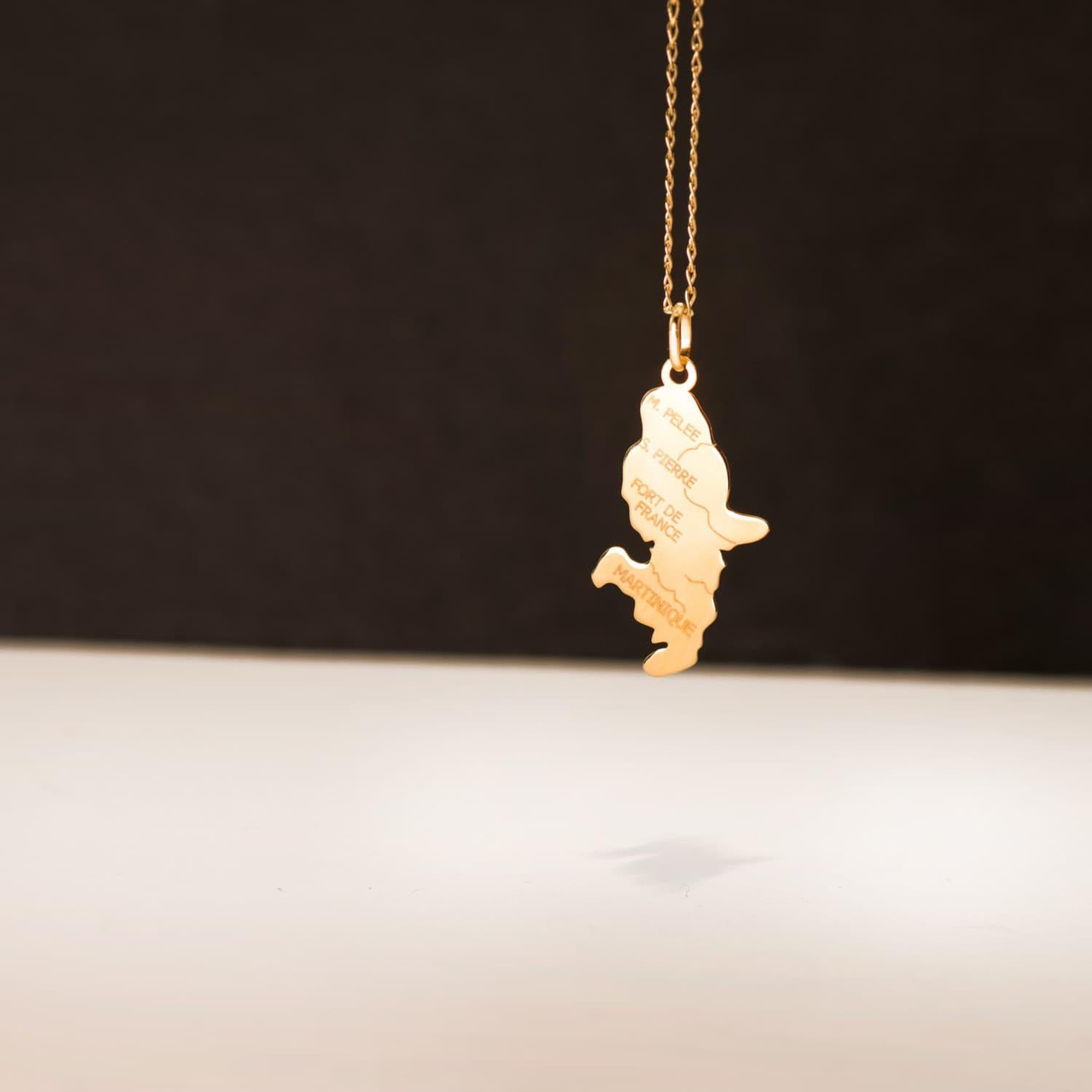 Voir la diapositive 2 : L'ATELIER D'AZUR Pendentif Or 18 Carats 750 Jaune - Ile de la Martinique - Chaines Offertes