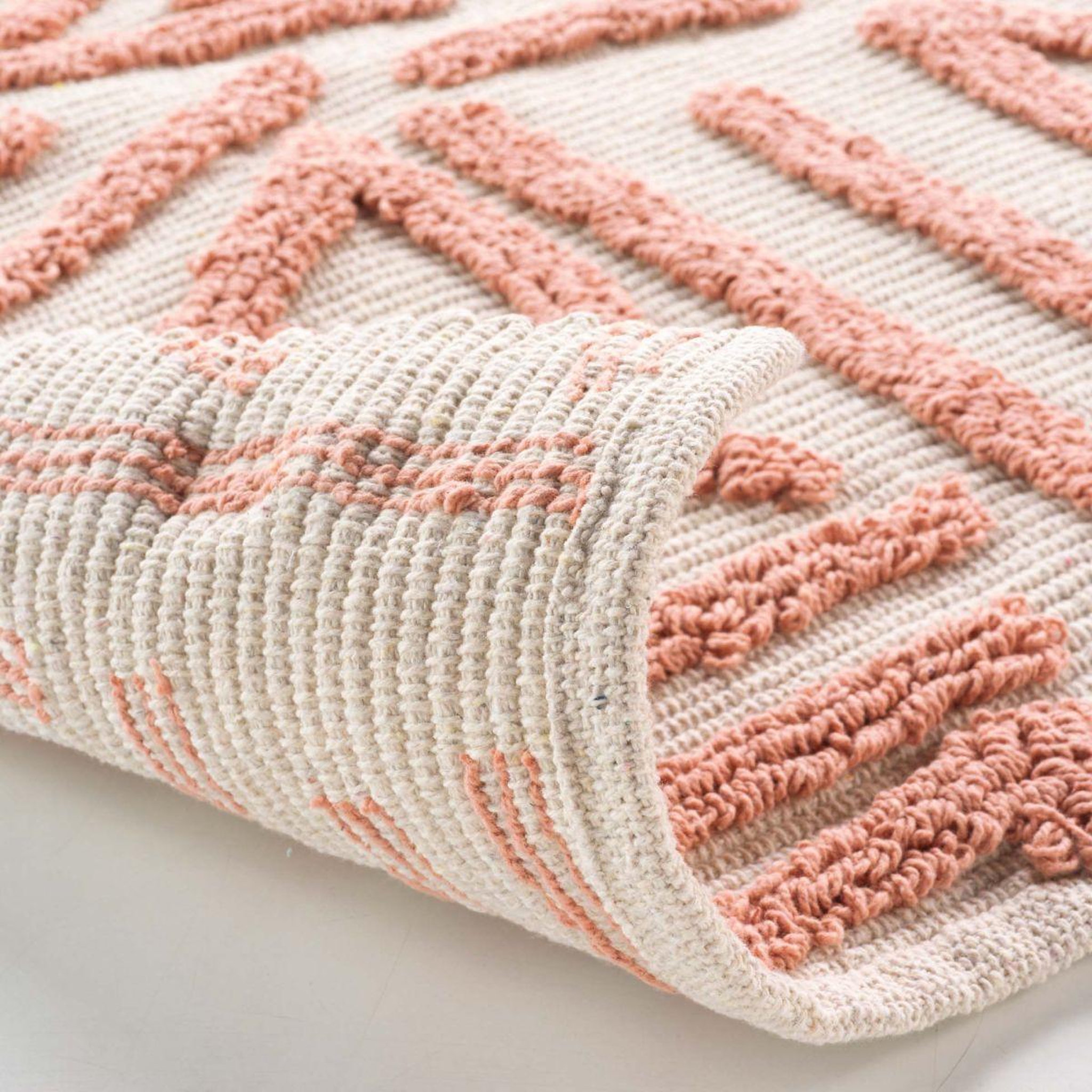 Voir la diapositive 2 : Douceur d'Intérieur Tapis déco tufté  athena  60x90cm rose