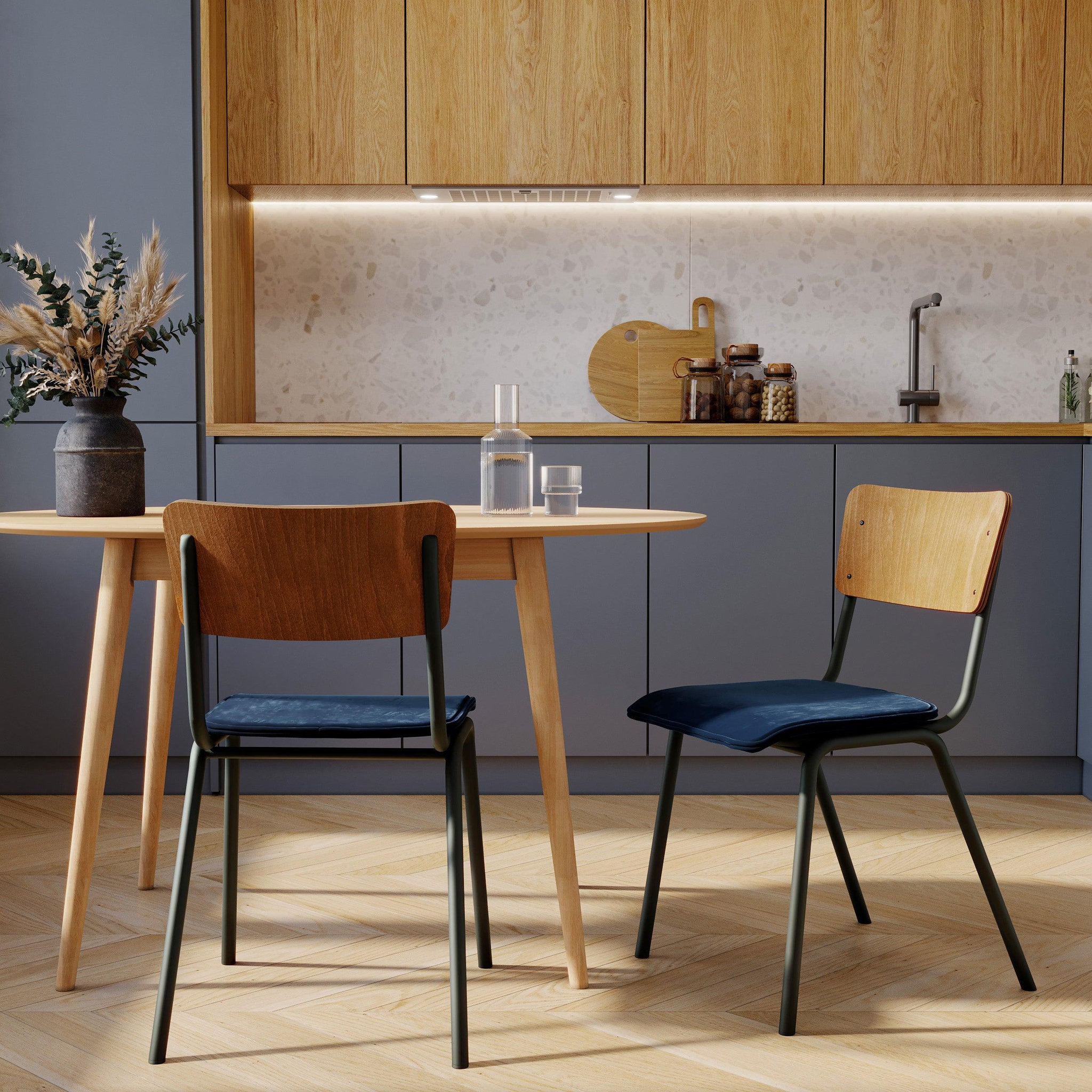 Voir la diapositive 2 : MAISON PAVANE Lot de 2 chaises en bois foncé et velours bleu-nico
