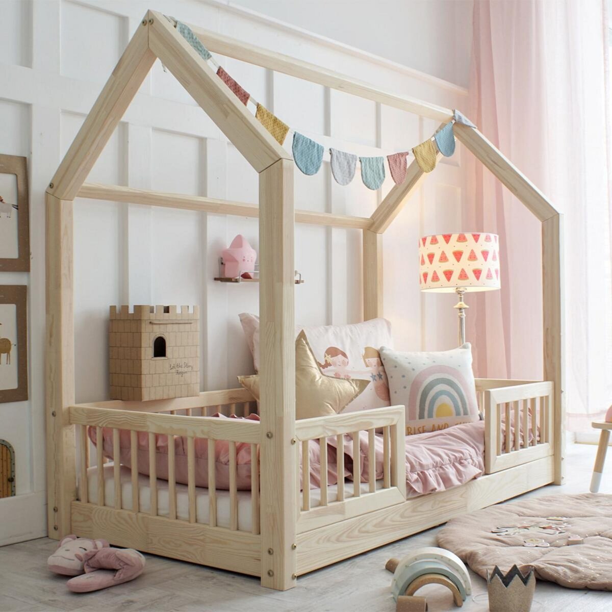 Lit cabane enfant en bois massif 90 x 190 cm avec sommier + barrière de lit  LOUIS