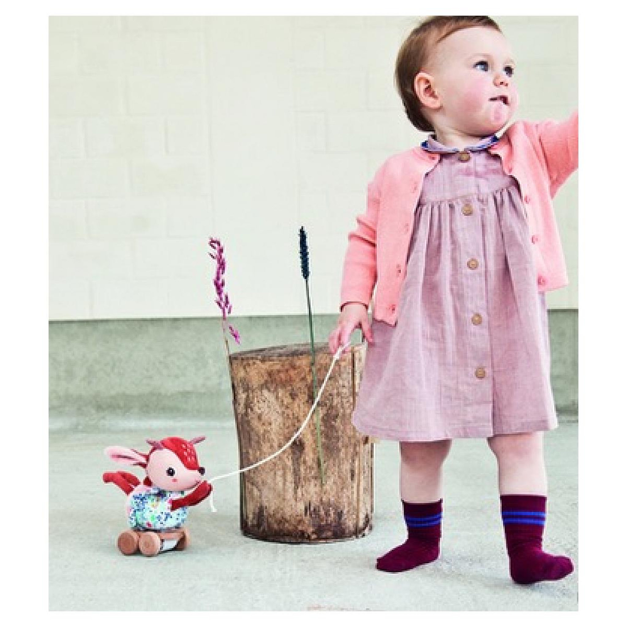 Voir la diapositive 2 : LILLIPUTIENS Stella la biche a tirer socle bois