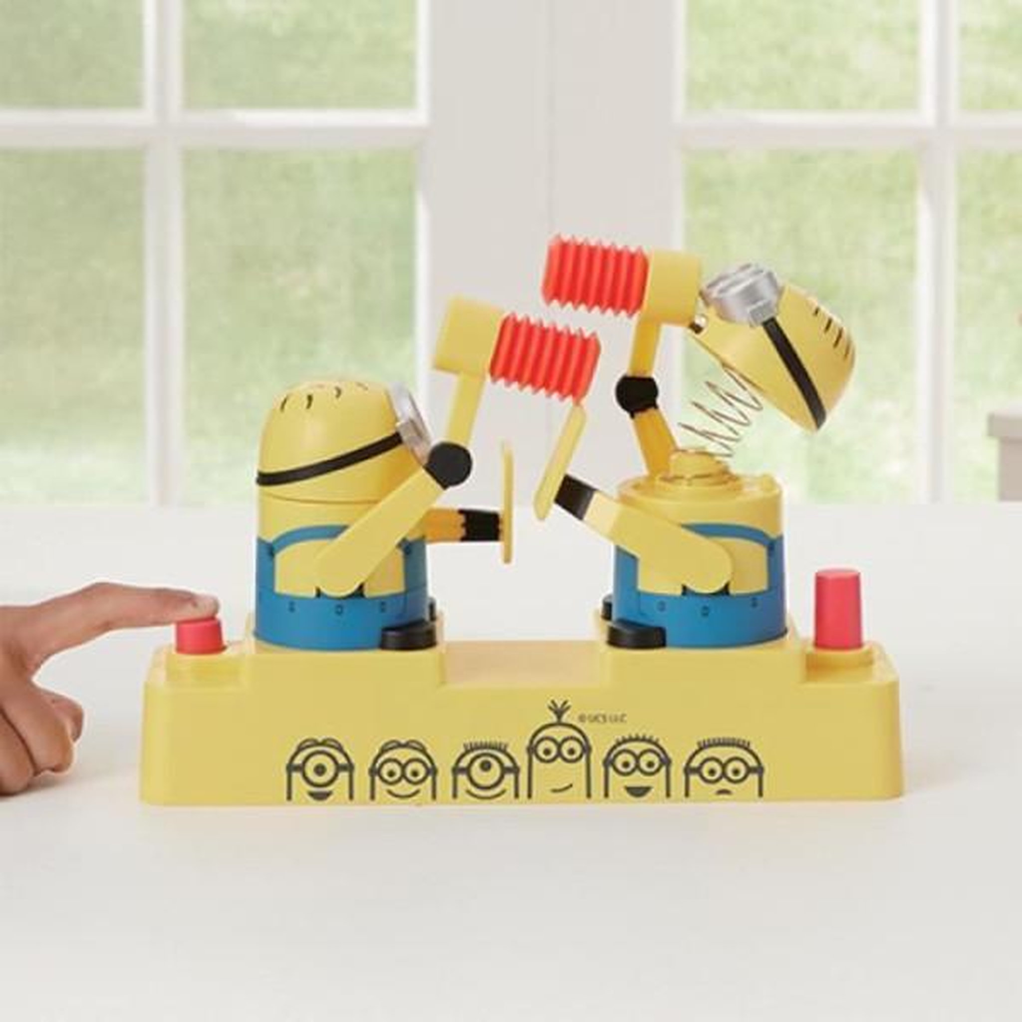 Voir la diapositive 4 : EPOCH Jeu d'adresse - epoch games - minions hammer pop - tape sur la tete du minion, gagne le point !