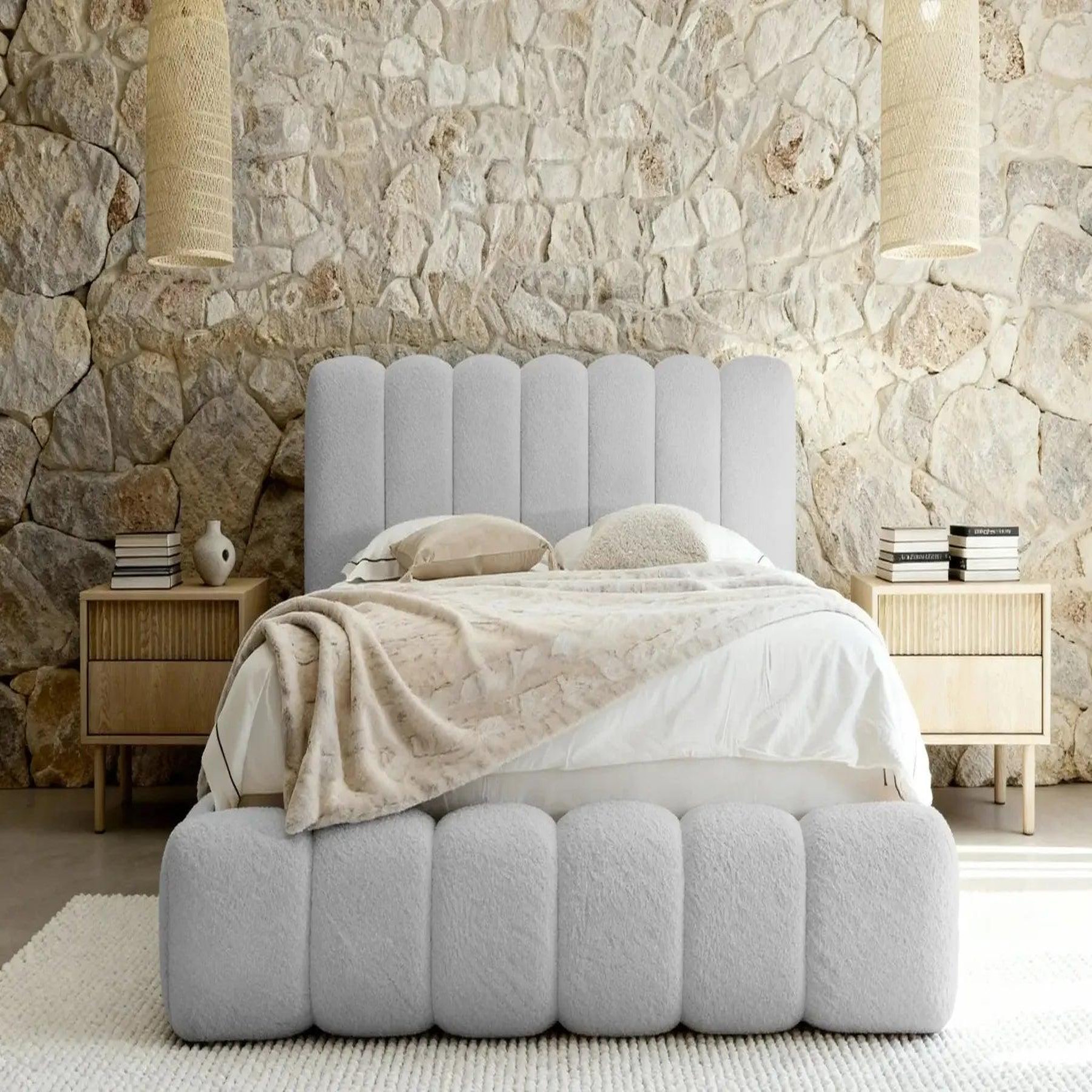 Voir la diapositive 3 : CASANOVA PARIS Garance - lit coffre tissu chenille